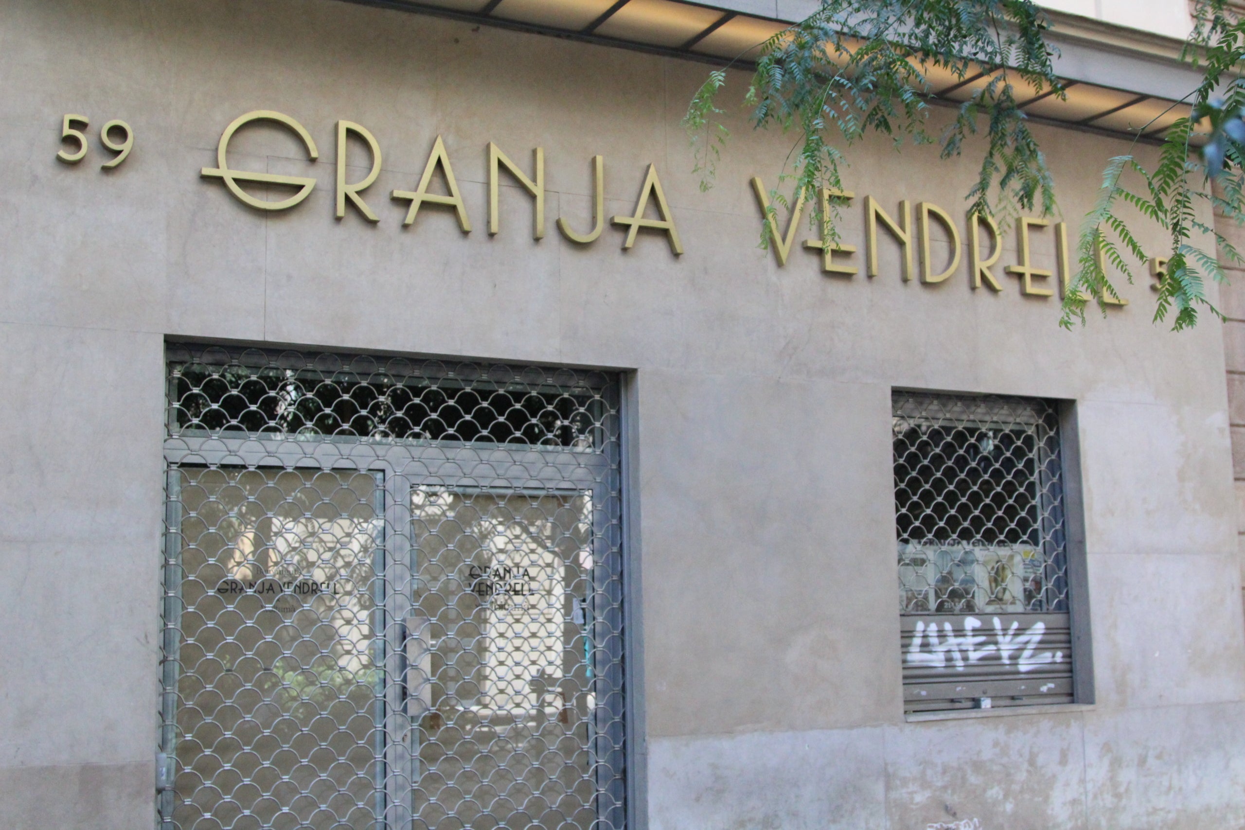 La històrica Granja Vendrell, ara tancada, fa poc més d'un any que va reobrir de la mà de la companyia cafetera Moltamà / A.R.