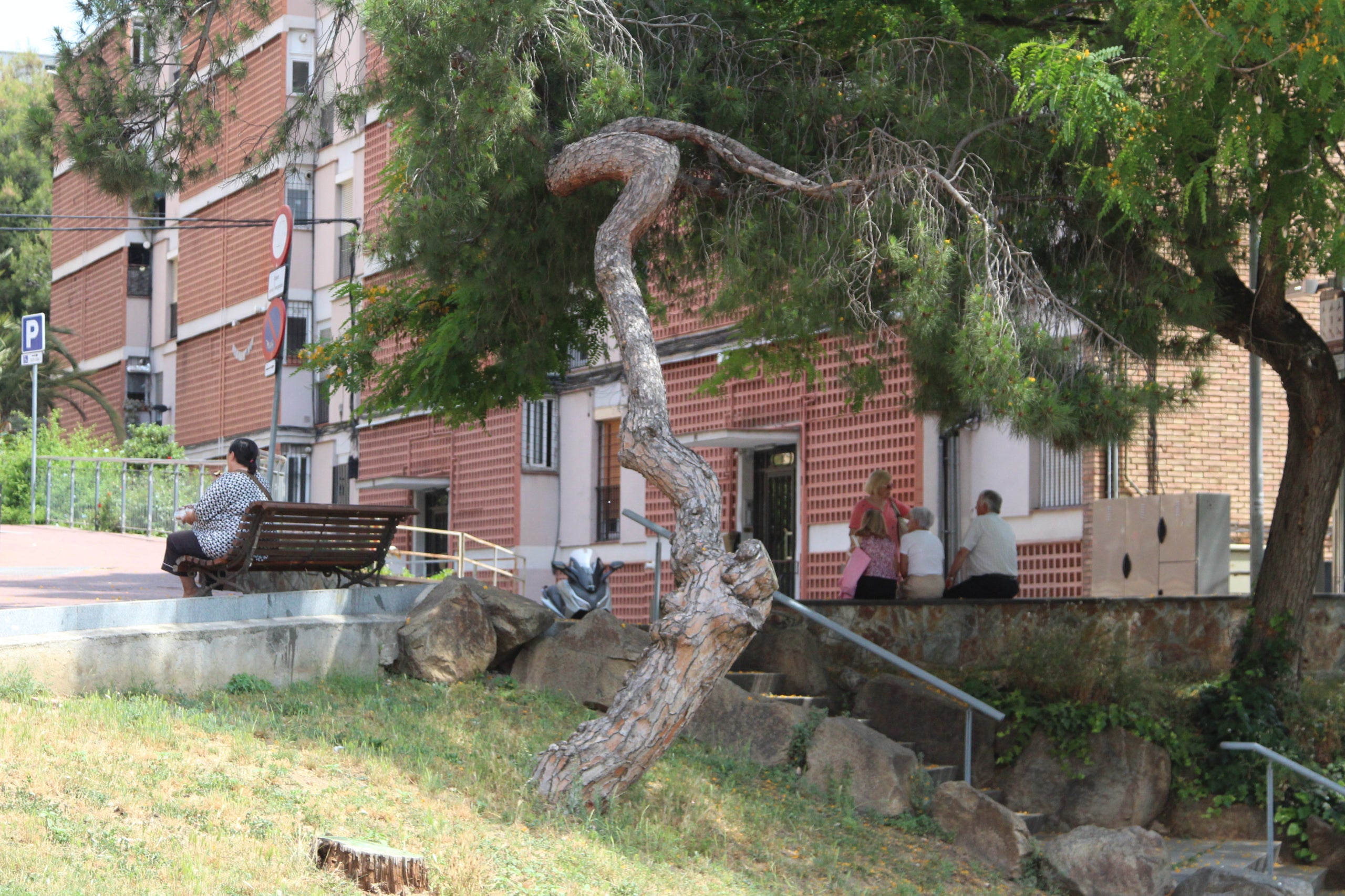 Un dels racons entre els blocs de Ciutat Meridiana, el barri amb menys renda per càpita de la ciutat / A.R.