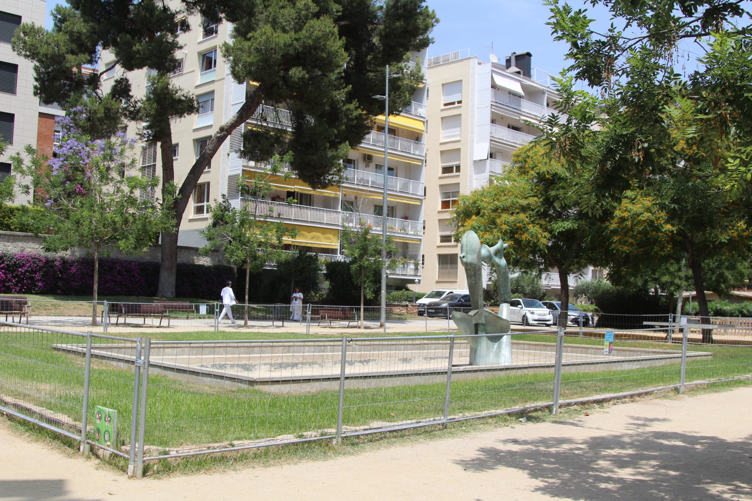 Un dels jardins al límit del barri de les Tres Torres / A.R.