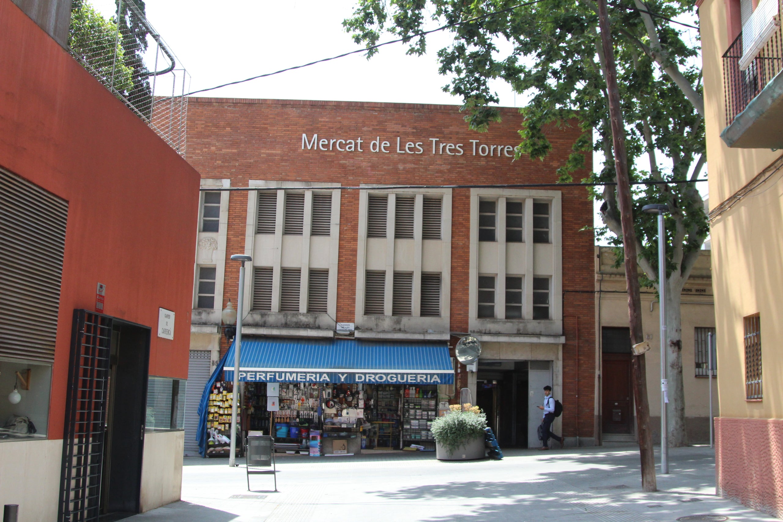 El Mercat de les Tres Torres és un dels punts neuràlgics d'aquest barri de la zona alta de Barcelona / A.R.