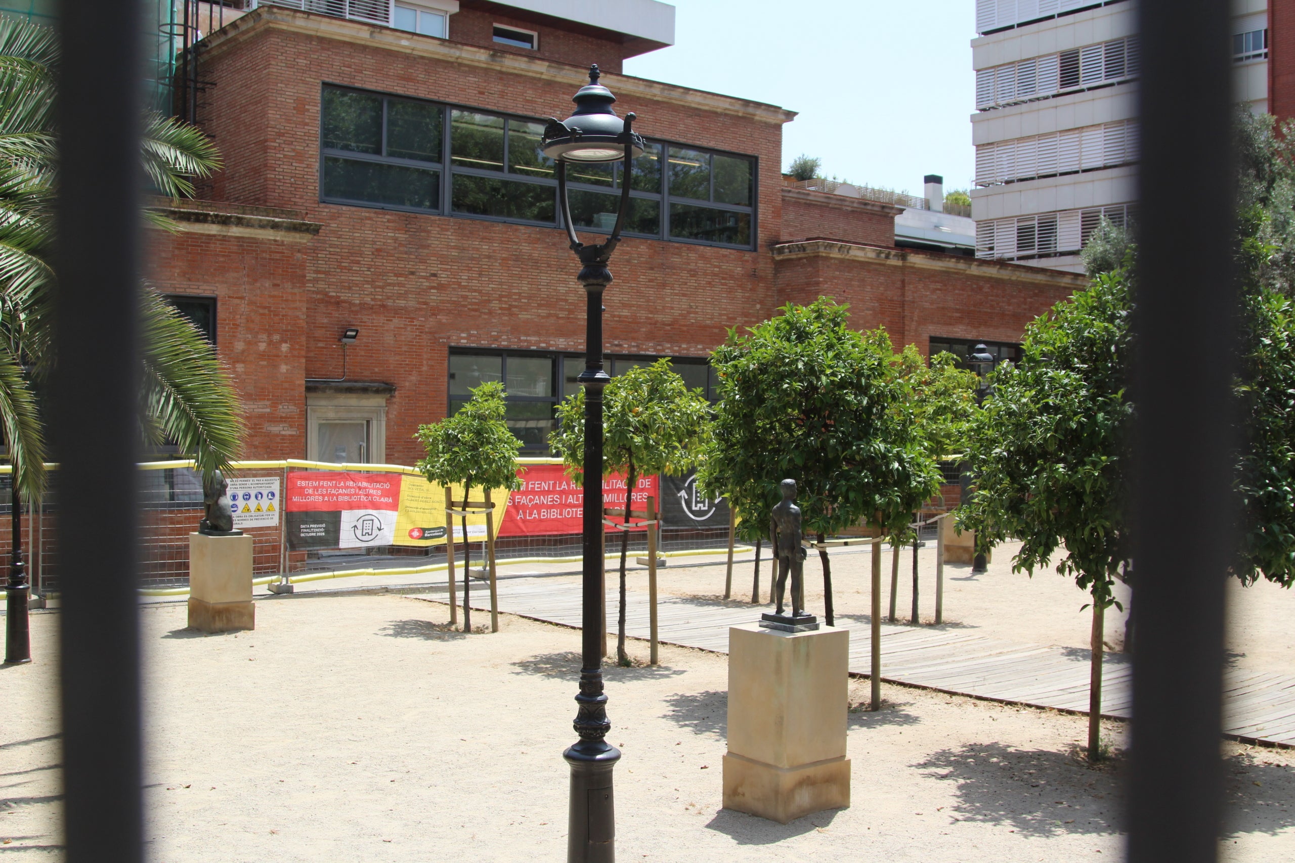 La Biblioteca Clarà, un dels pocs equipaments del barri de les Tres Torres, ara tancada per obres / A.R.