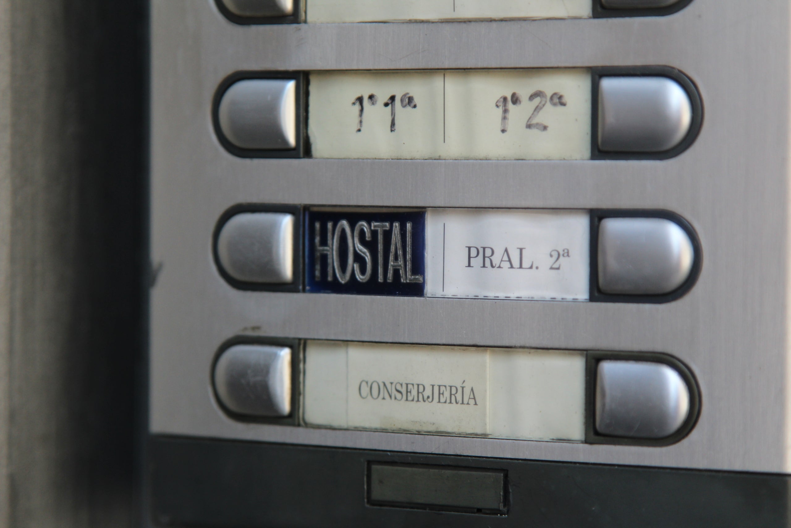 Un dels hostals de la ciutat que s'utilitzen com a allotjaments temporals d'urgència / A.R.