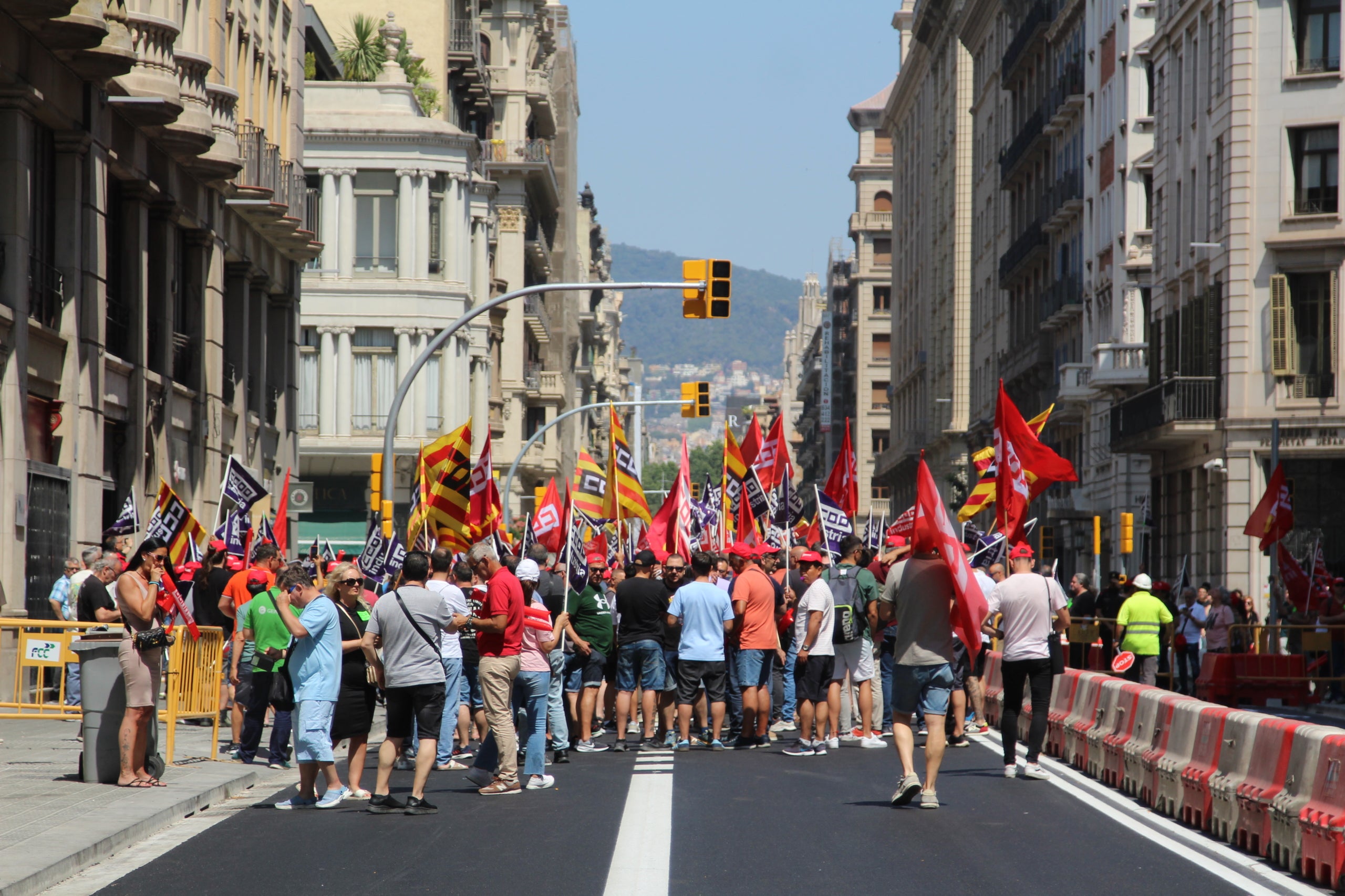 Manifestació del sector de muntatge i manteniment de la xarxa elèctrica a la nova Via Laietana, que s'estrenarà el pròxim 29 de juny després de més de tres anys d'obres de reurbanització / A.R.