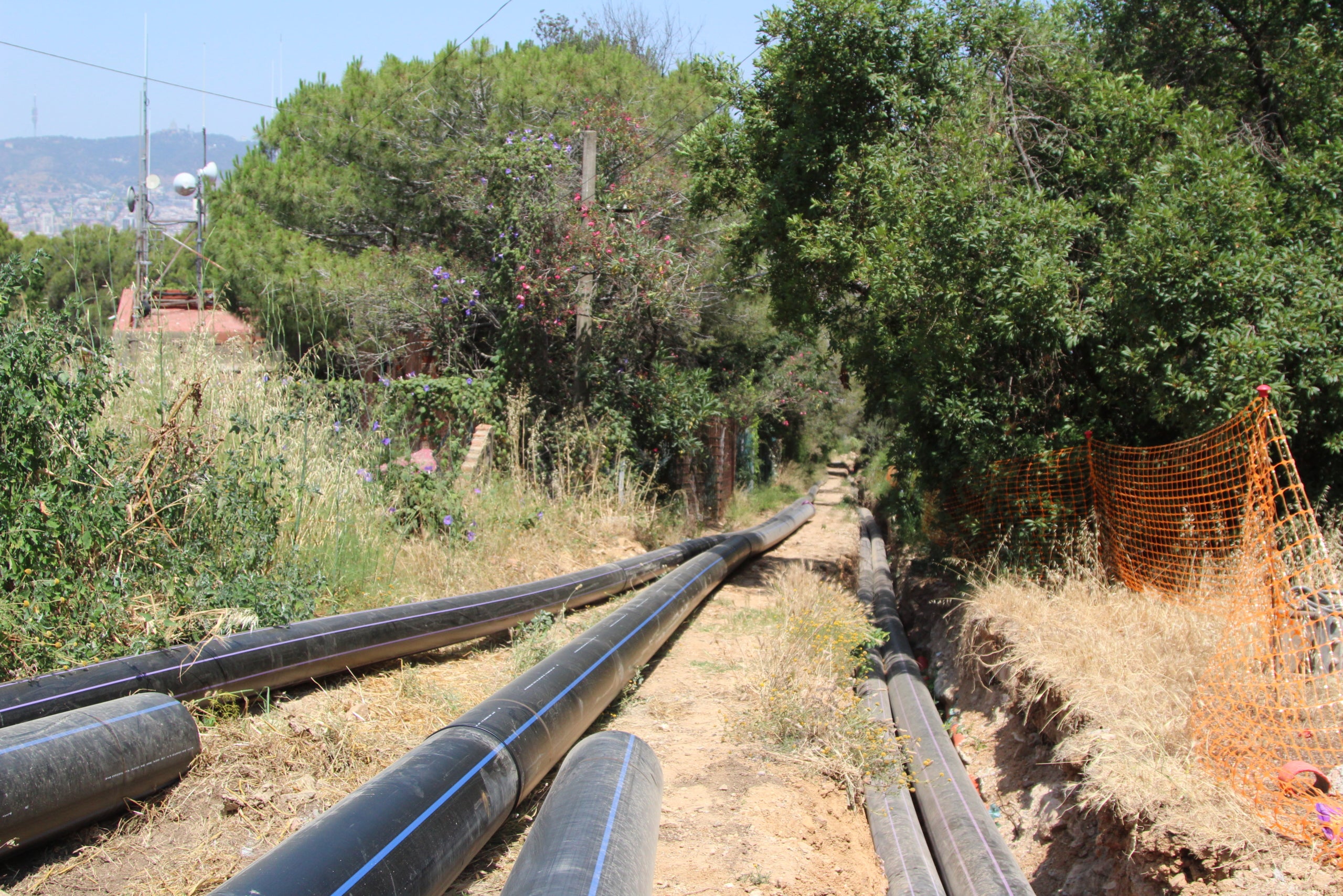 Els treballs per connectar les xarxes d'aigua freàtica de la ciutat han esborrat les últimes restes del funicular que arribava fins al Castell de Montjuïc / A.R.