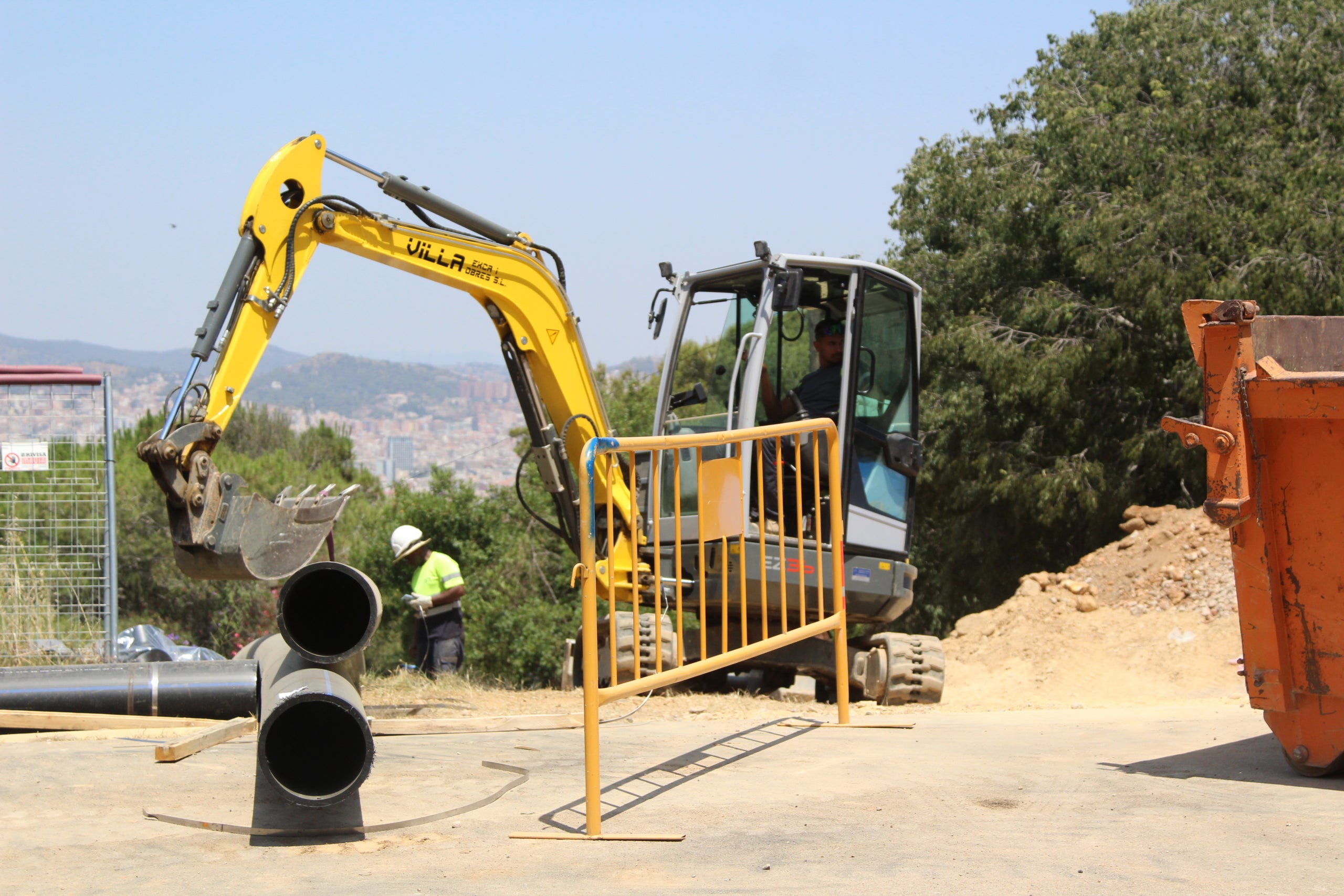 Els treballs per connectar les xarxes d'aigua freàtica de la ciutat han esborrat les últimes restes del funicular que arribava fins al Castell de Montjuïc / A.R.