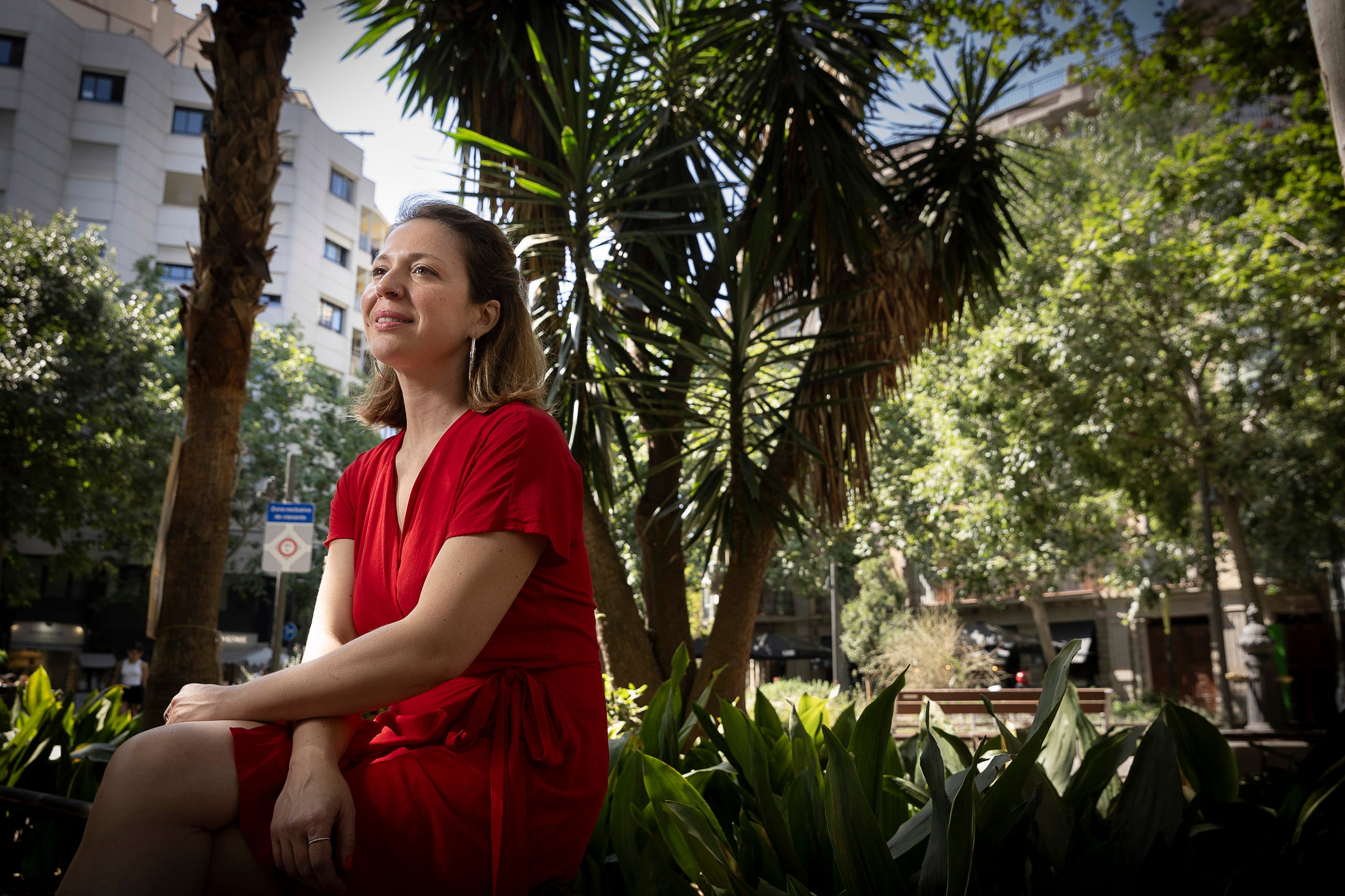 Janet Sanz, presidenta de Barcelona en Comú a l'Ajuntament, a l'eix verd de Consell de Cent amb Enric Granados / Jordi Play