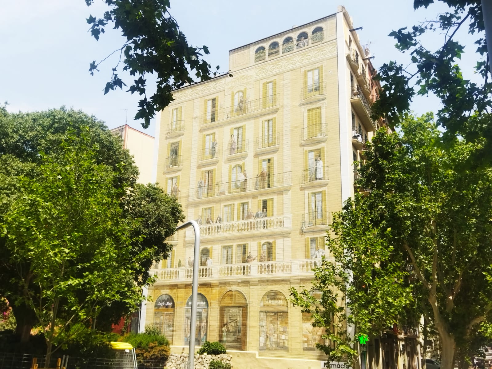 El mural 'Balcons de Barcelona, amb 26 famosos, a tocar de la Sagrada Família / Jordi Subirana