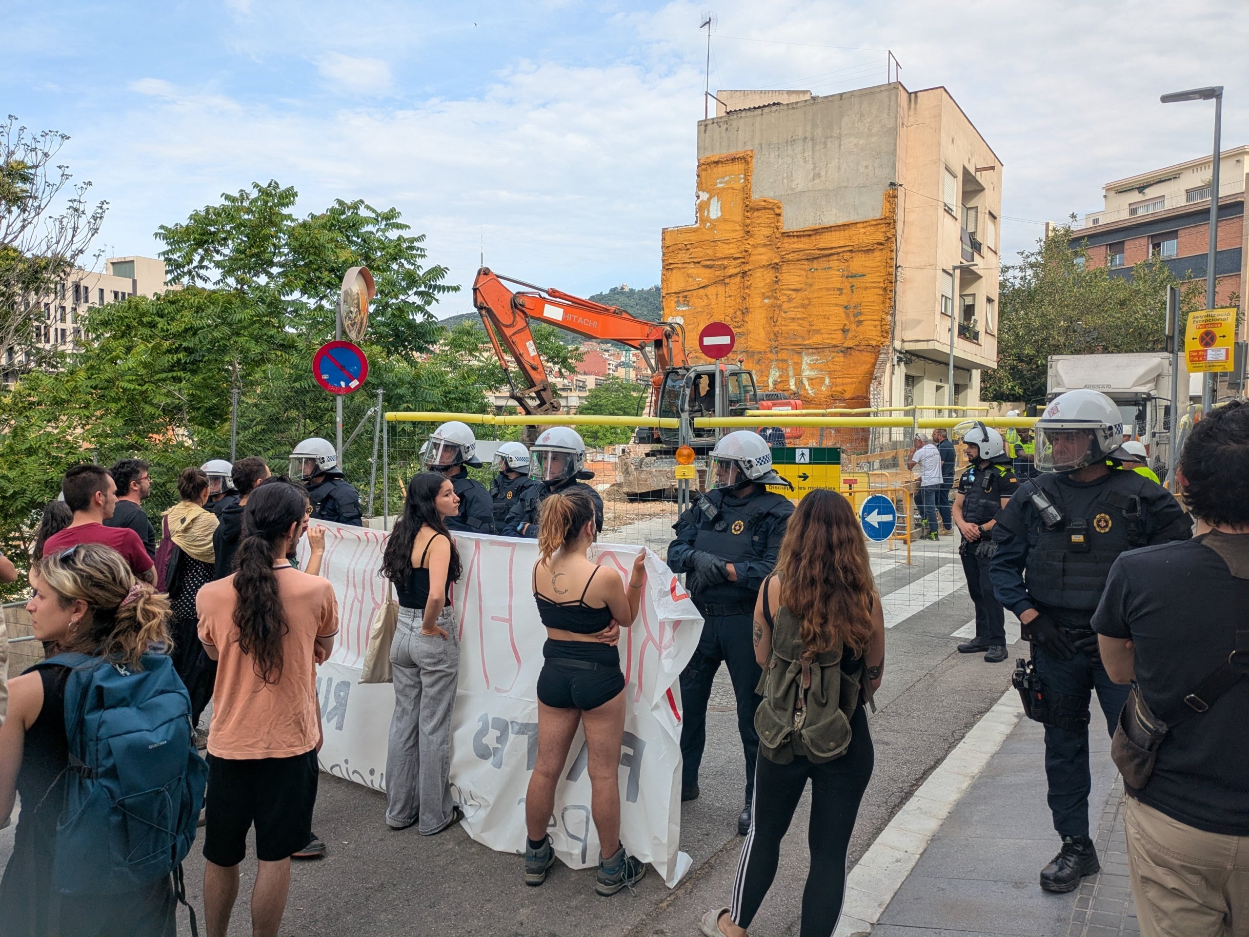 Un grup de veïns protesta per l'inici de les tasques d'enderroc d'un edifici a Vallcarca / XFDC