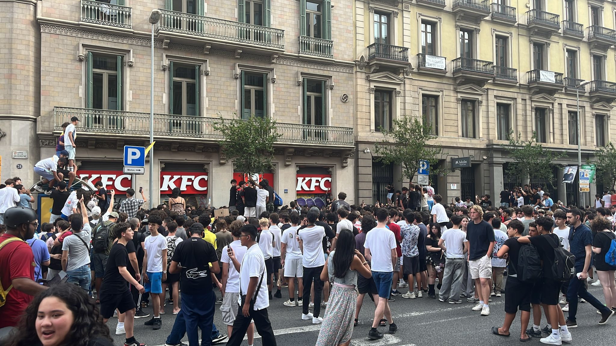 Centenars de persones a Plaça Catalunya per la presència de Don Pollo