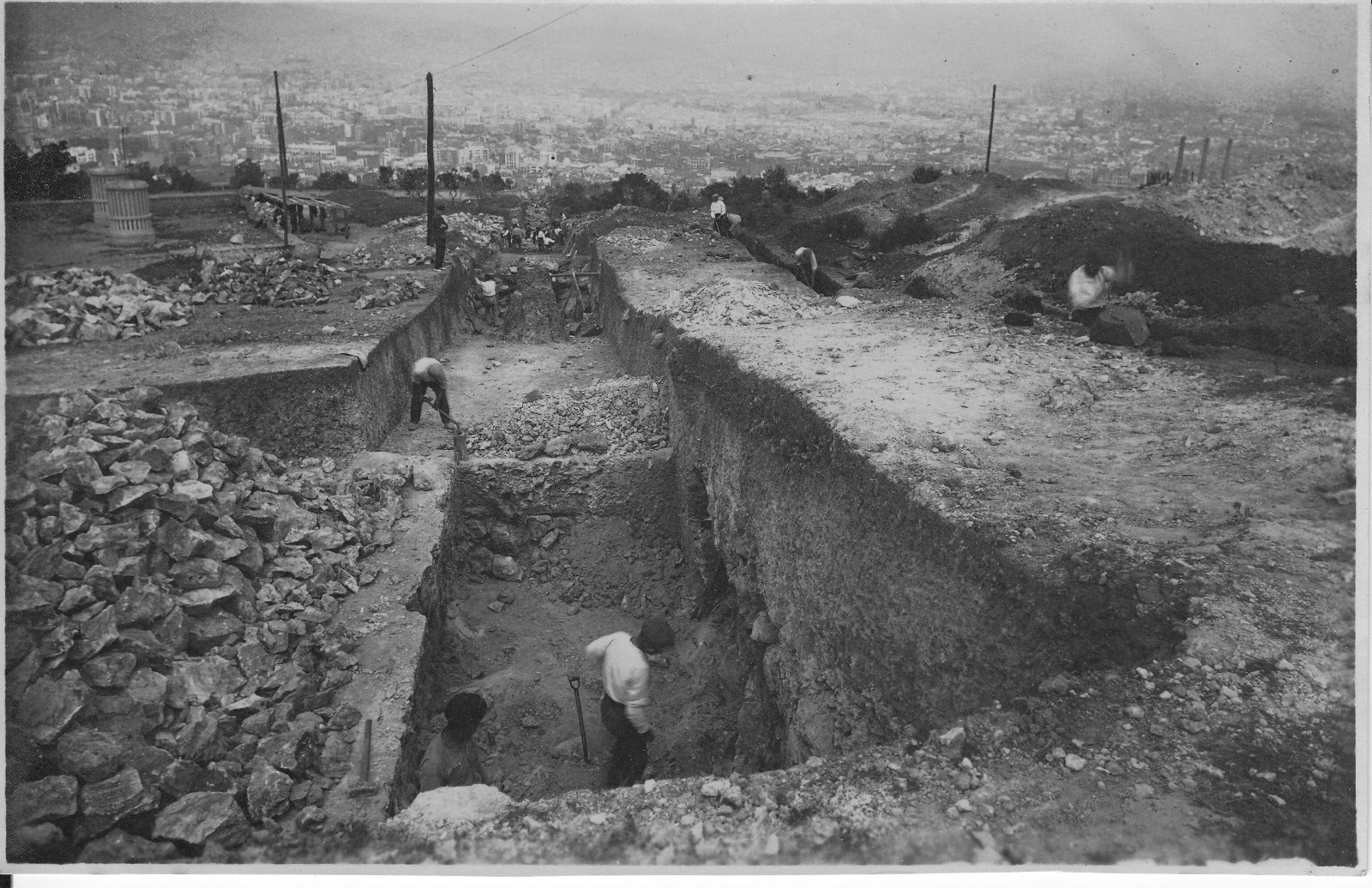 Fotografia de la construcció de l'antiga estació del funicular als peus del castell de Montjuïc / Arxiu Fundació TMB (Cedida)