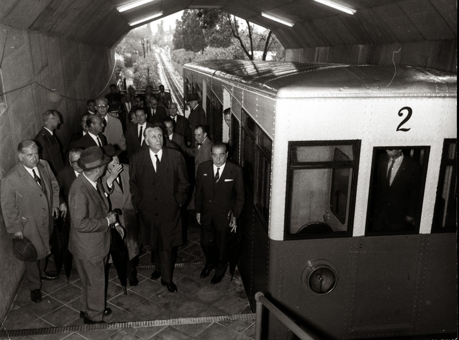 Fotografia de la inauguració de la remodelació als seixanta del funicular de Montjuïc / Arxiu Fundació TMB (Cedida)