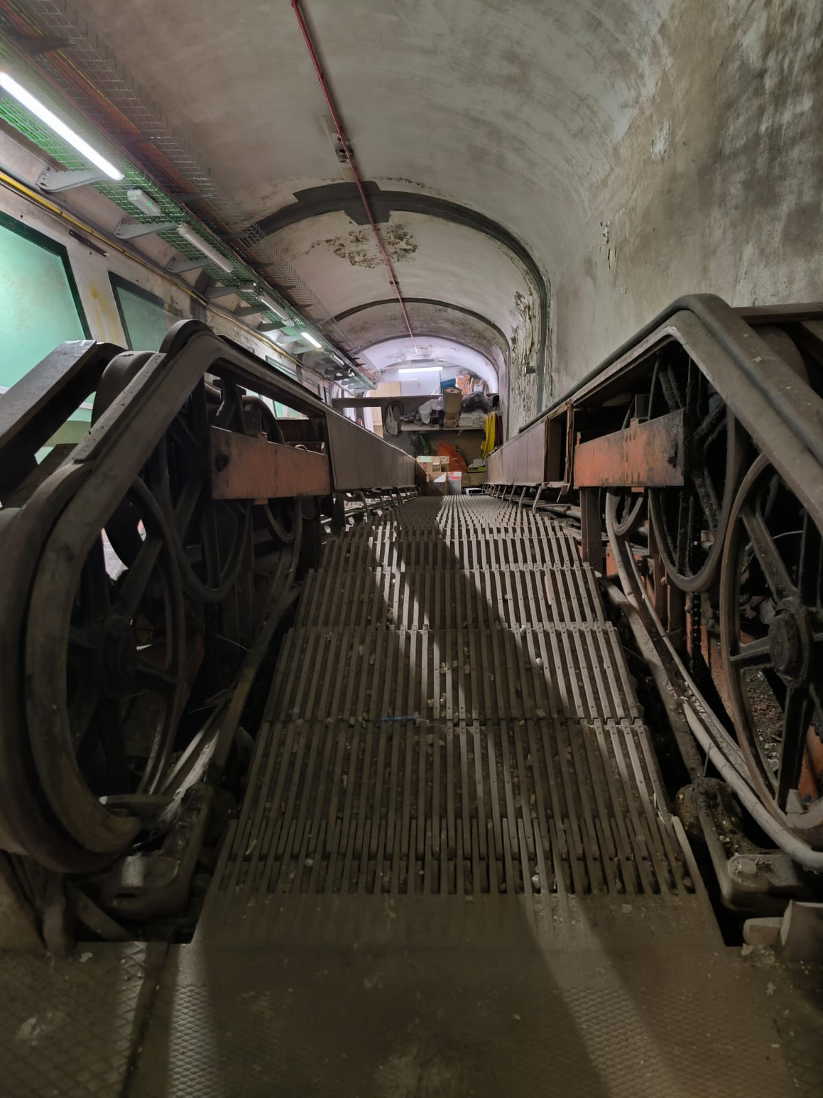 Estat actual de l'antiga escala mecànica de caoba que connectava les dues línies del funicular i que es va inaugurar per a l'Exposició Internacional del 1929 / Cedida