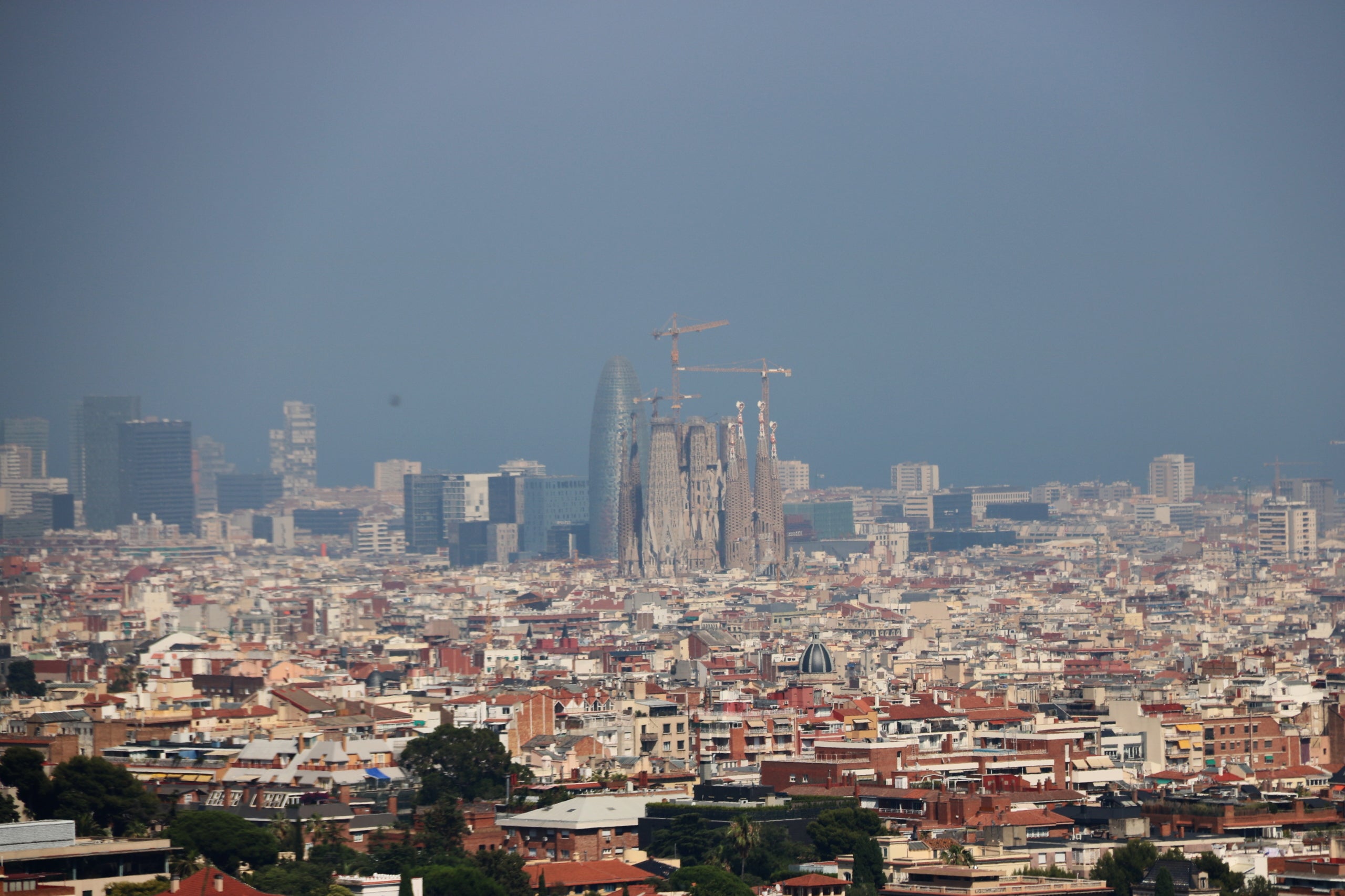 Plano general de Barcelona con la Sagrada Familia con niebla por polución al fondo / ACN