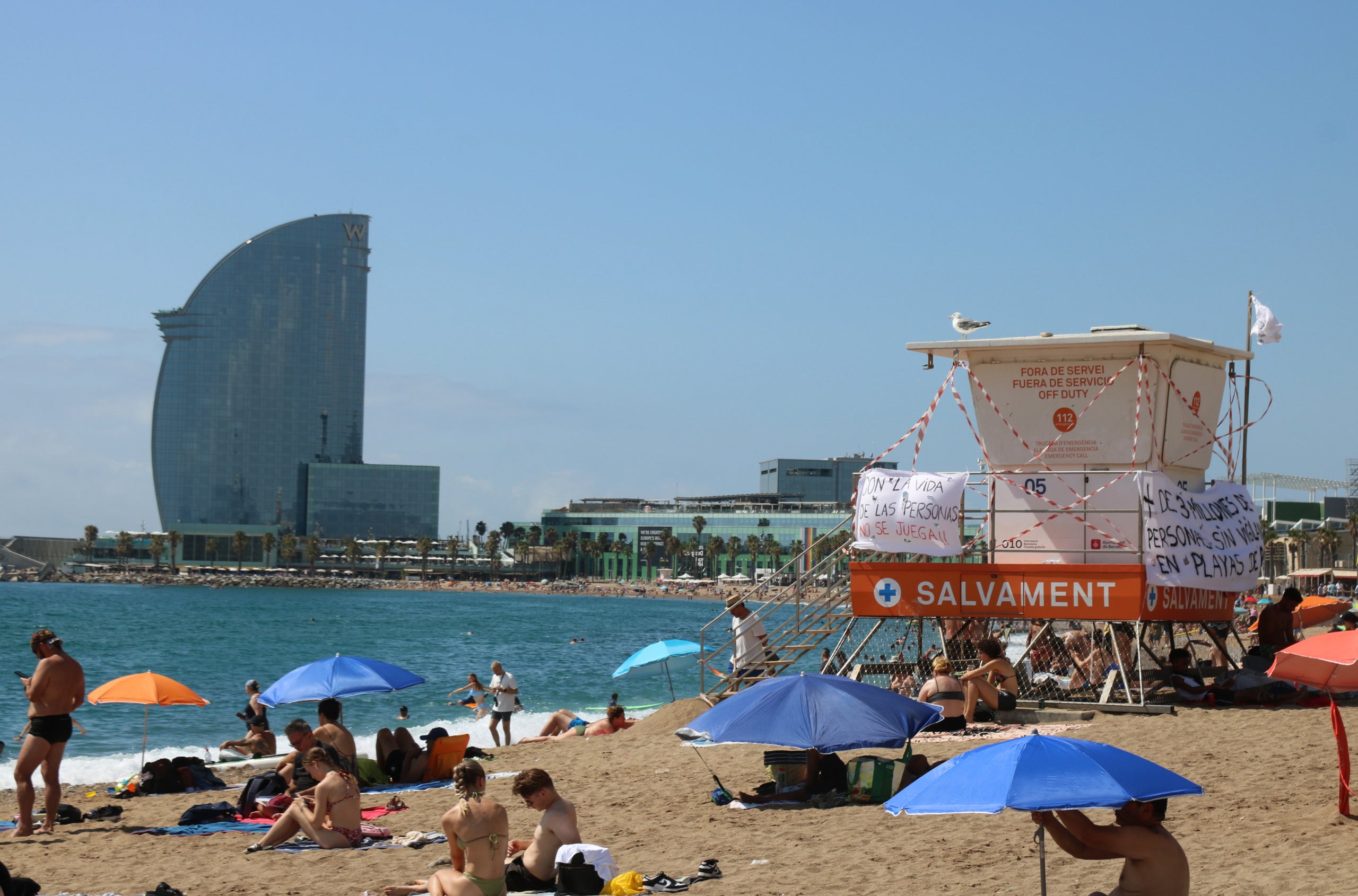 Una torre de salvamento cerrada por huelga en la playa de la Barceloneta el año 2023 / ACN