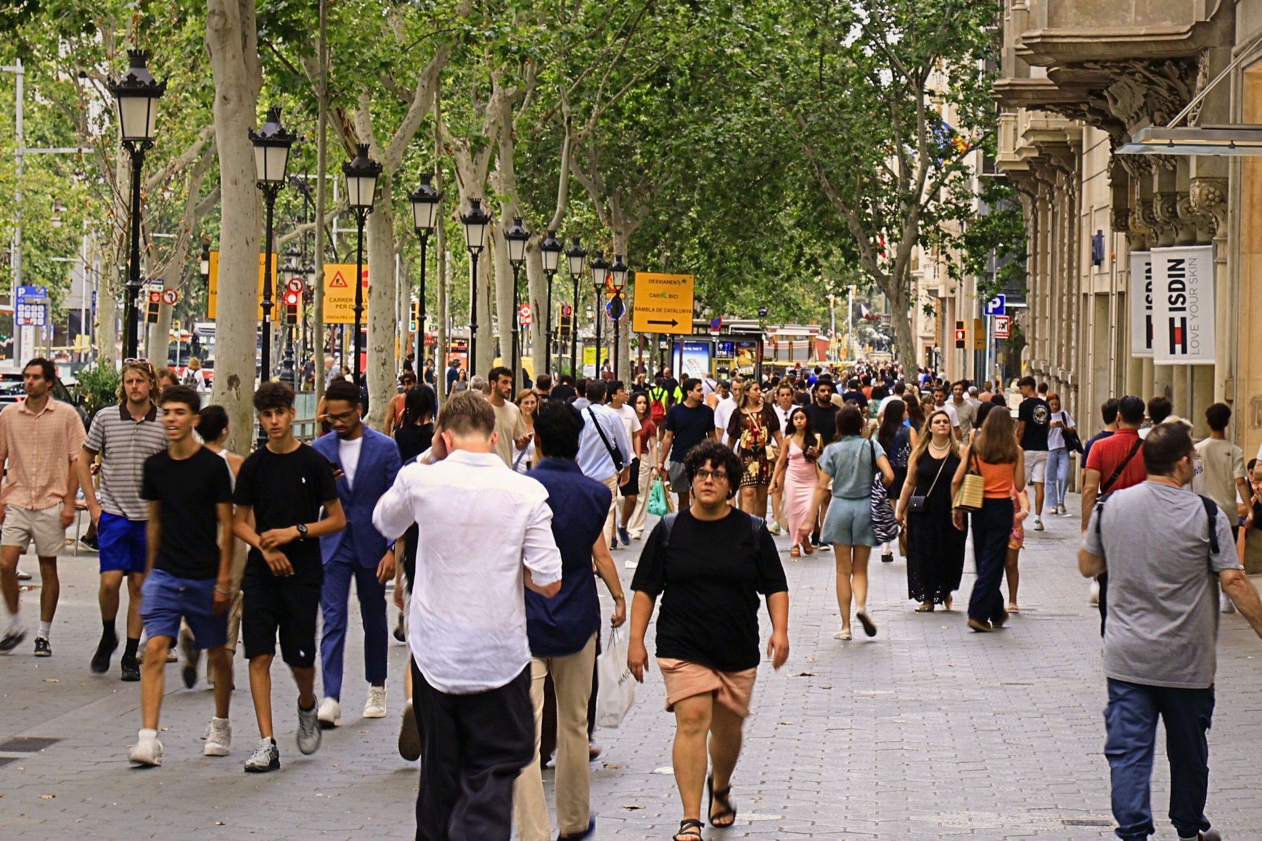 Turisme. Elevada afluència de turistes al Passeig de Gràcia de Barcelona. / Marta Cardenal