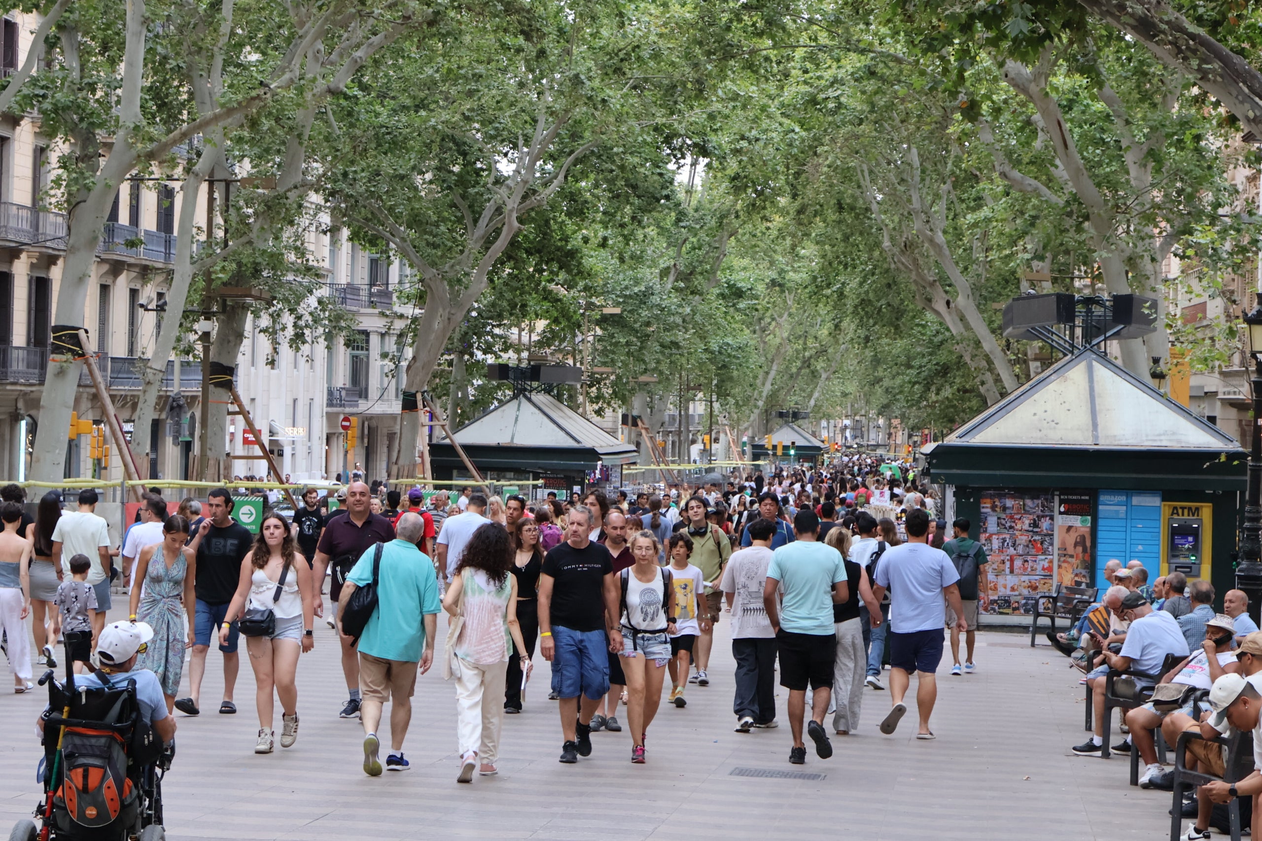 Turisme. Elevada afluència de turistes a La Rambla de Barcelona. / Marta Cardenal