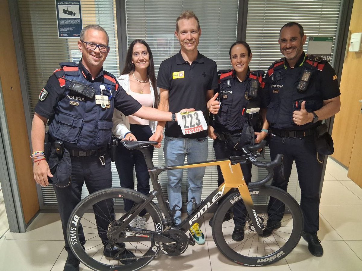 El ciclista Magnus Cort, al mig de la imatge, amb efectius dels Mossos i una bicicleta robada a l'esportista recuperada pels agents | Mossos d'Esquadra