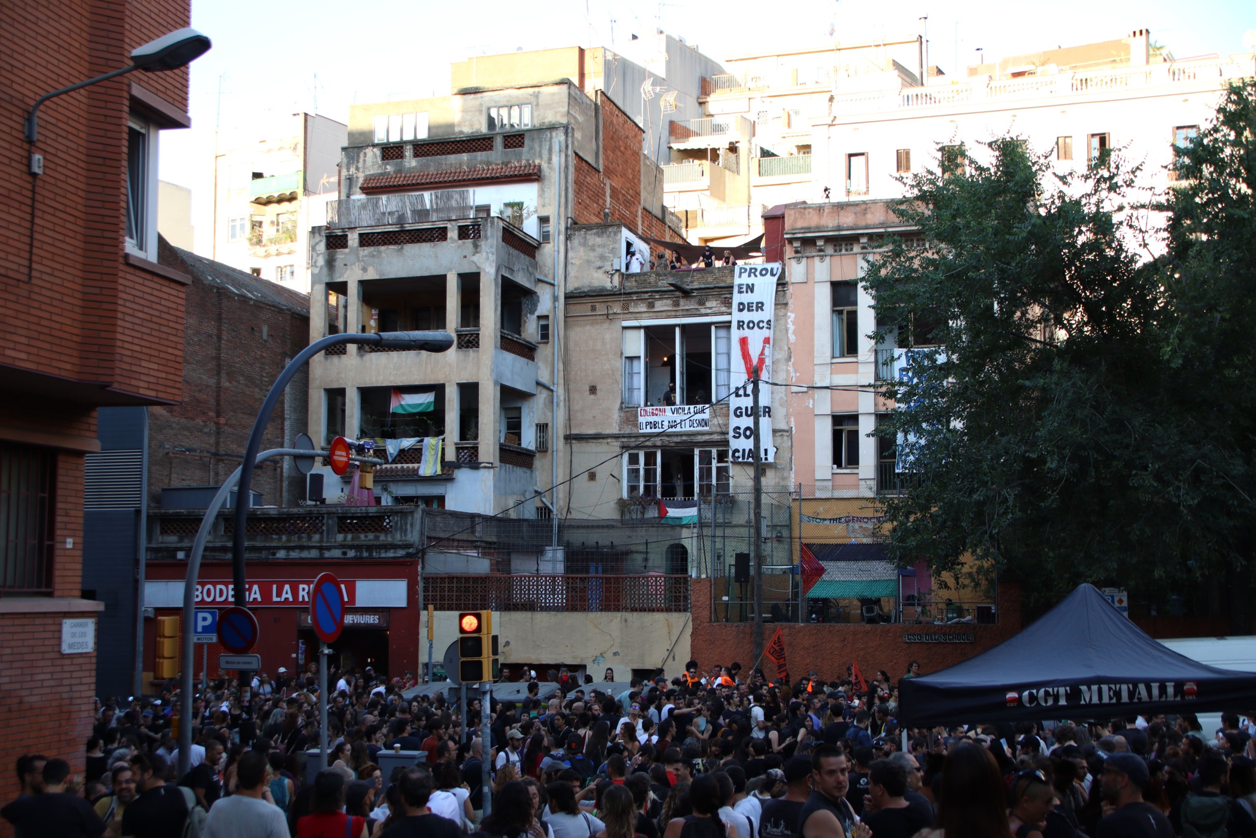 Centenars de persones es concentren a Vallcarca per evitar el desnonament de 40 persones / ACN
