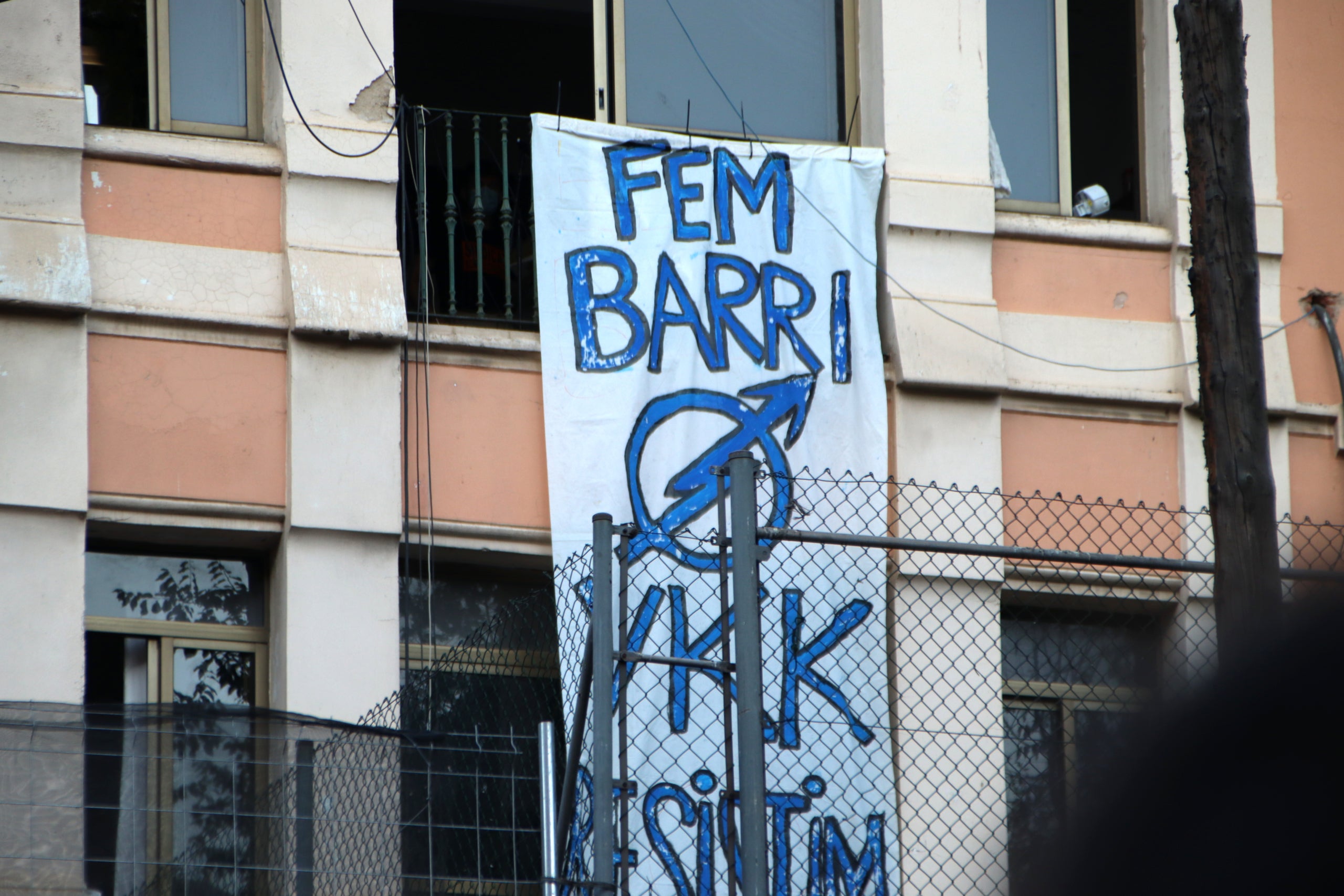 Pancarta a Vallcarca contra els desnonaments al barri / ACN