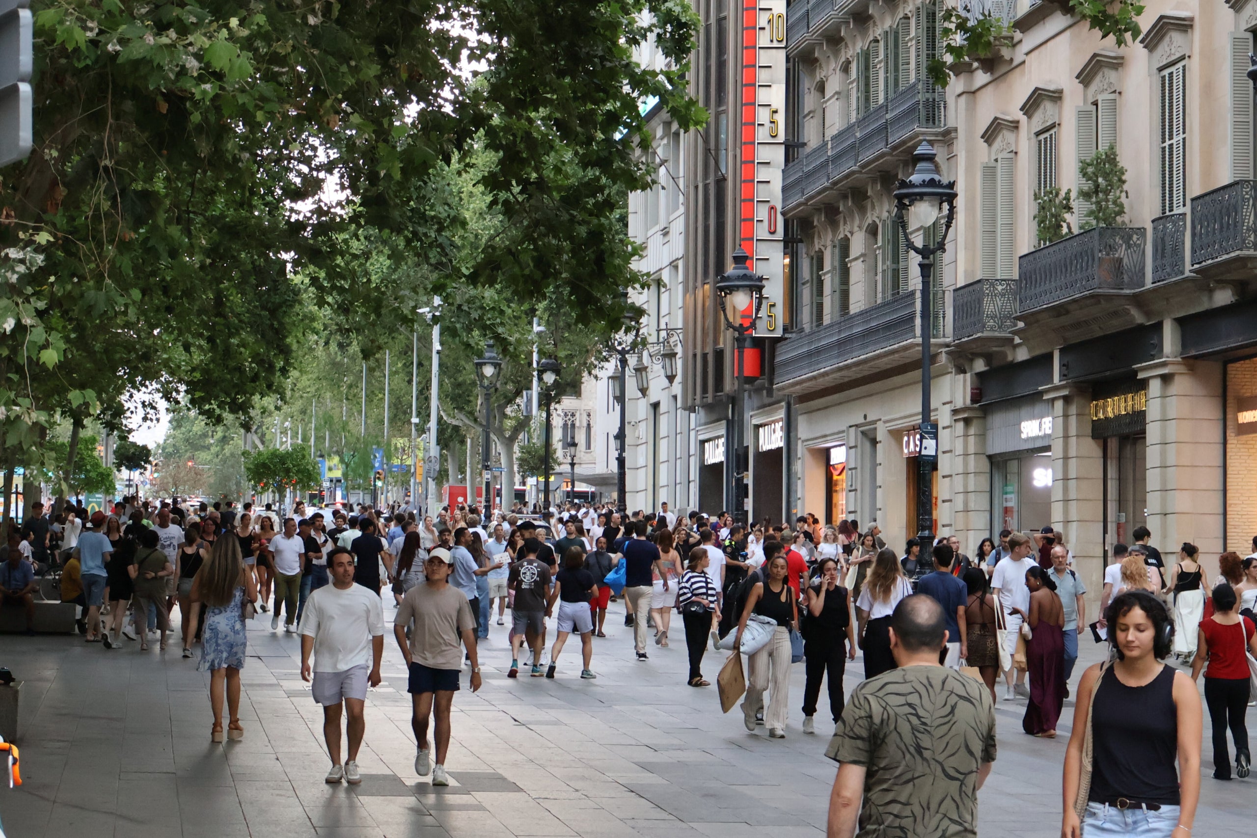 El Portal de l'Àngel, ple de turistes 