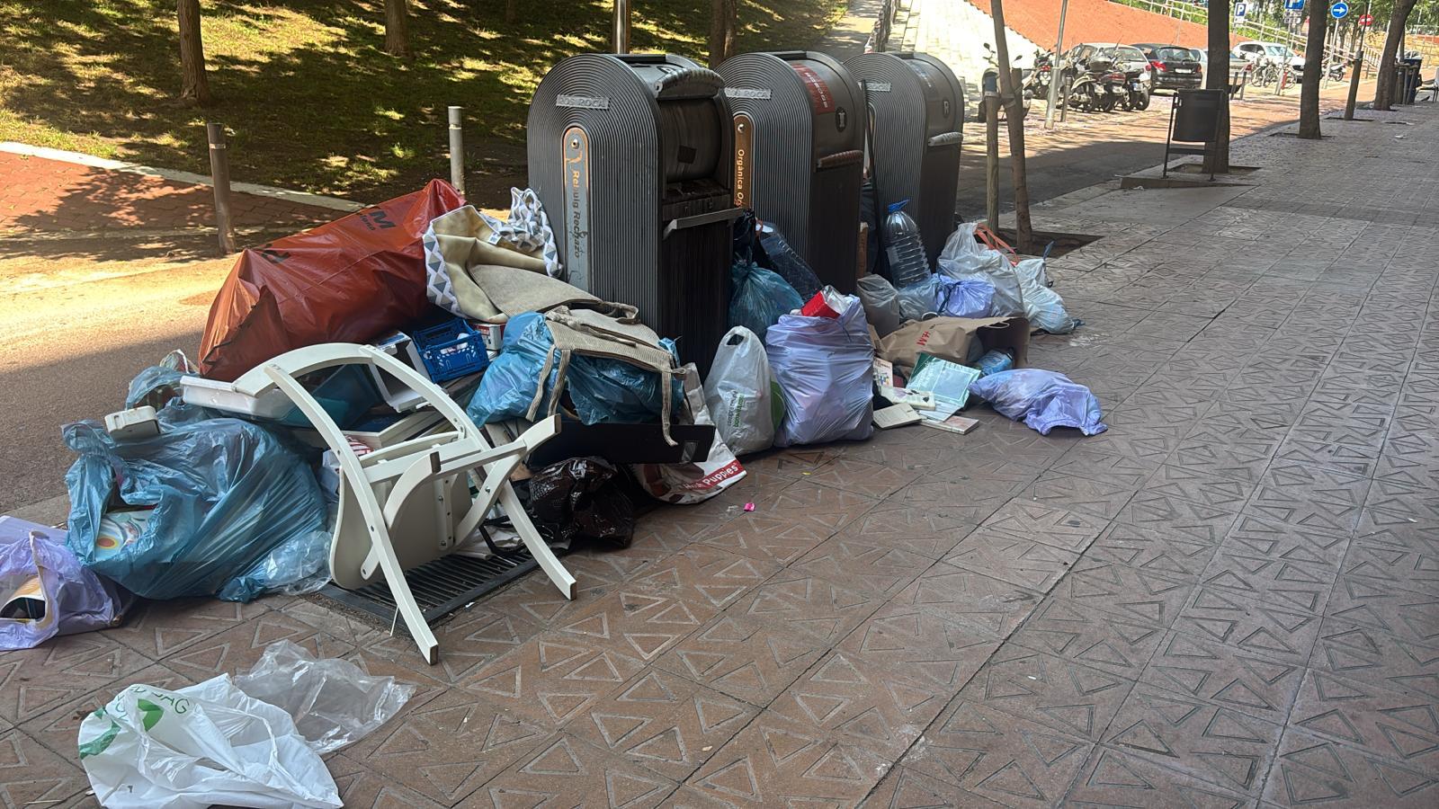 Bústies de recollida pneumàtica desbordades, aquest juny, a la Gran Via / Amics de la Gran Via