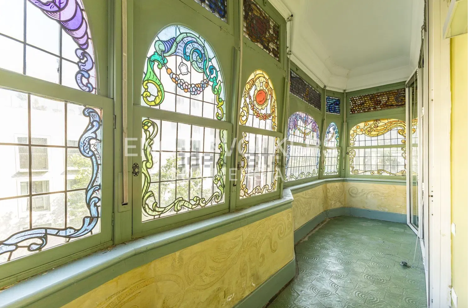La casa Comalat, d'estil modernista, lloga una oficina de 220 m2 per 3.600 euros mensuals