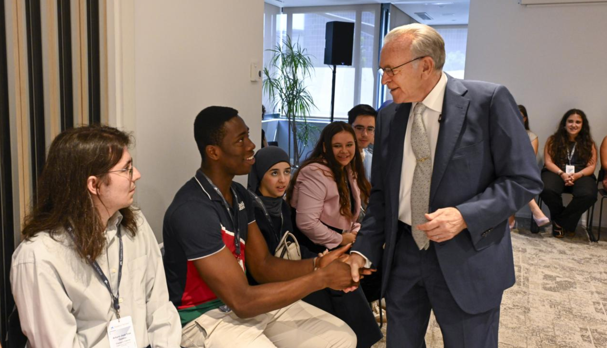 El president de la Fundació ”la Caixa”, Isidre Fainé, s'ha reunit amb els becats de grau de la convocatòria del 2023.© Fundació 'la Caixa'
