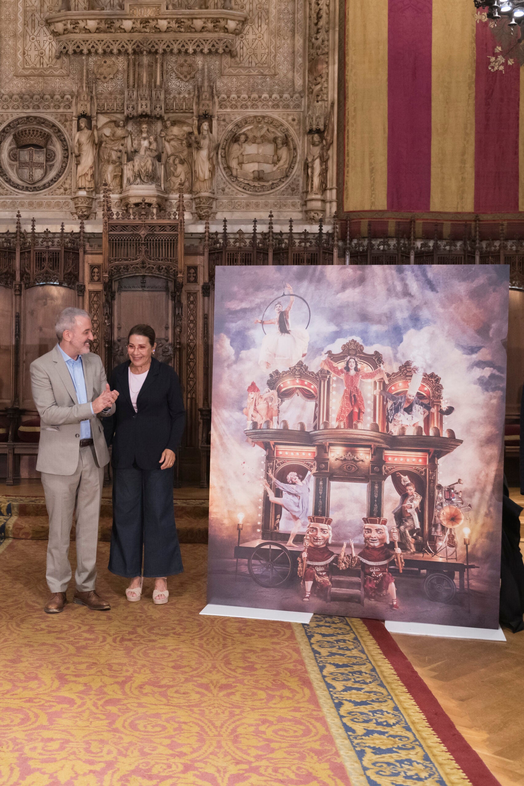 Jaume Collboni i Emma Vilarasau, amb el cartell de la Mercè / Ajuntament de Barcelona