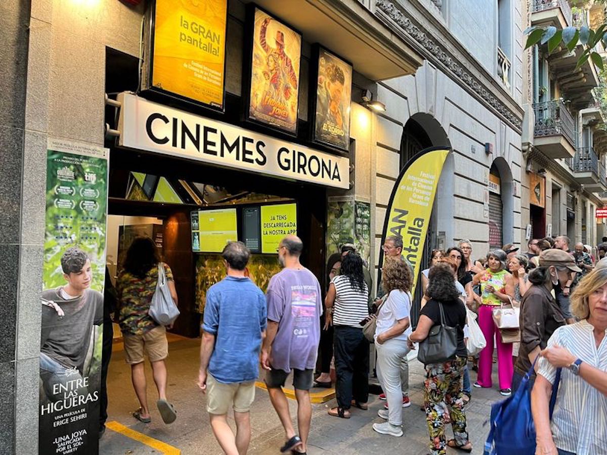 Espectadors a les portes dels Cinemes Girona / Cinemes Girona