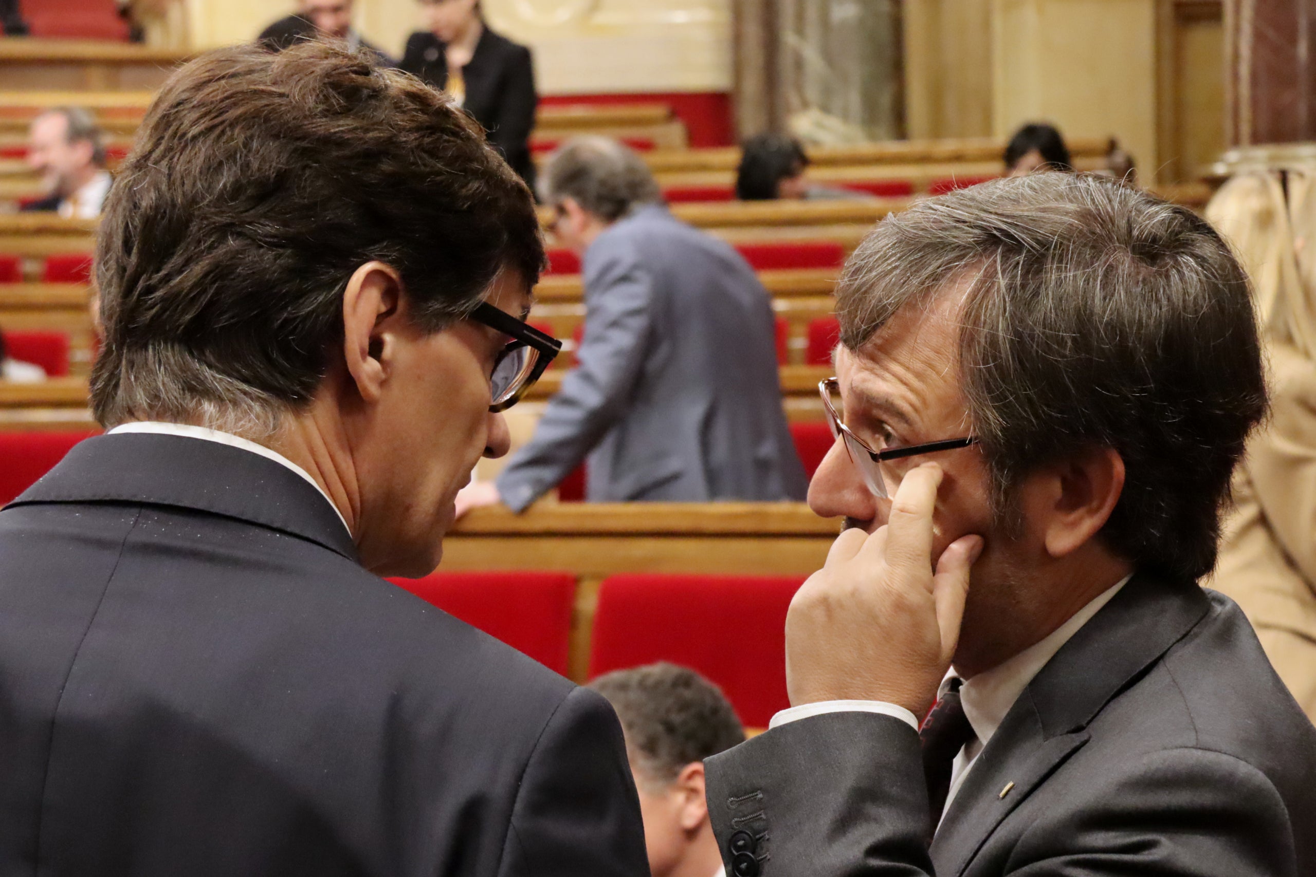 El president Salvador Illa i el conseller Francesc Xavier Vila conversen abans de la sessió de control / Nico Tomás / ACN