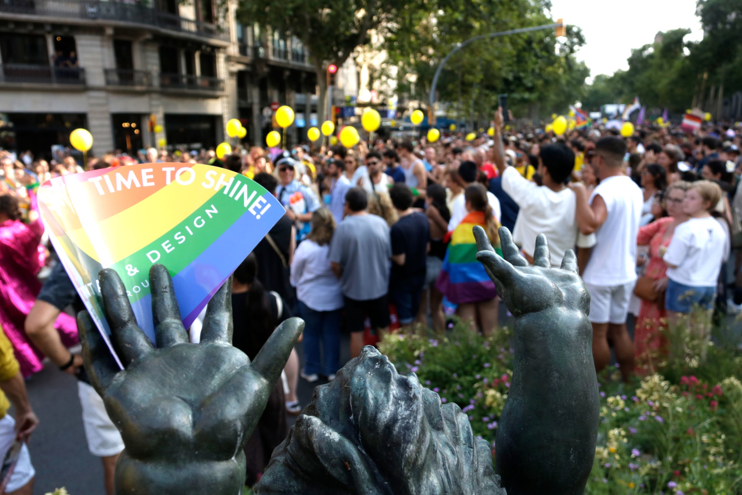 
Un ventall reivindicatiu en una escultura a la Gran Via, al pas del Pride Barcelona 2025 / ACN