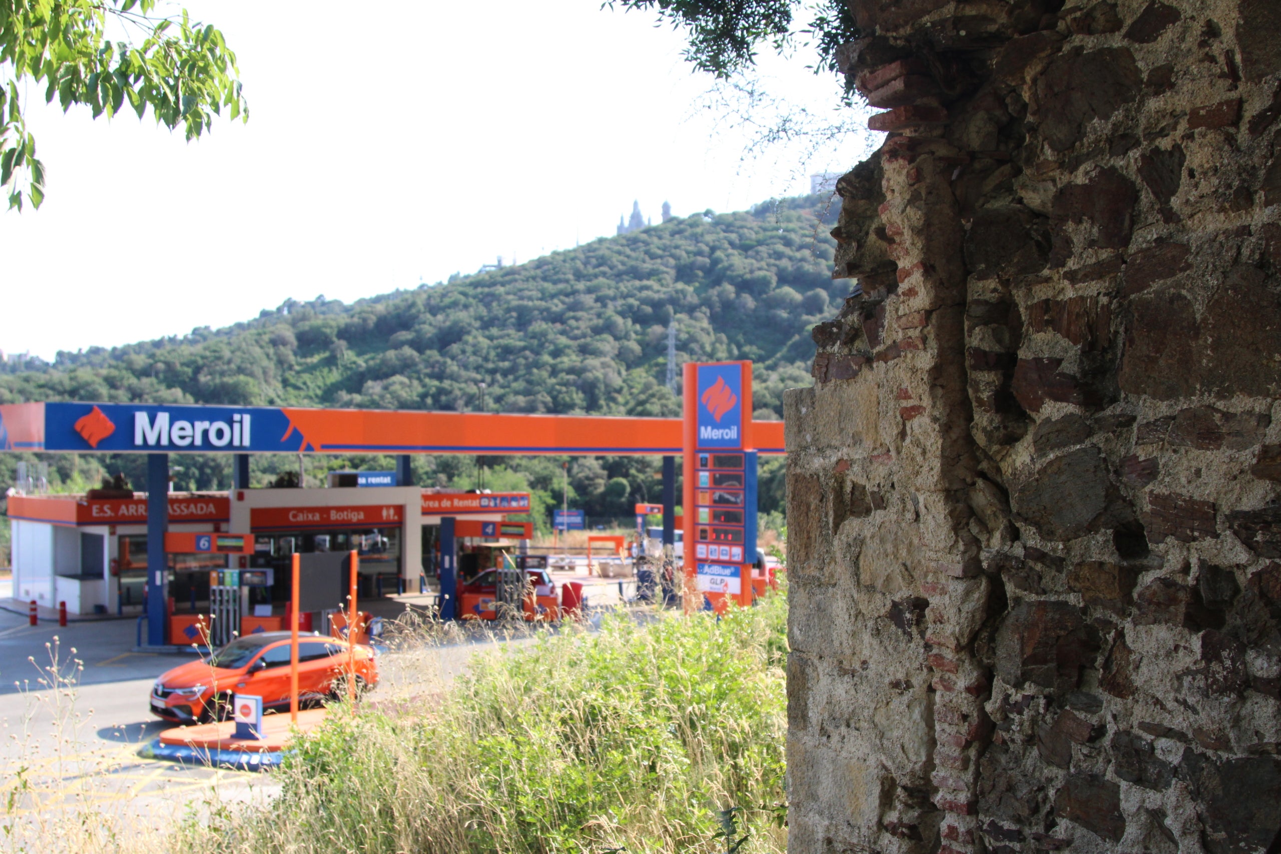 Restes de l'antic monestir de Sant Jeroni de la Vall d'Hebron just davant de la gasolinera de la carretera de l'Arrabassada / A.R.