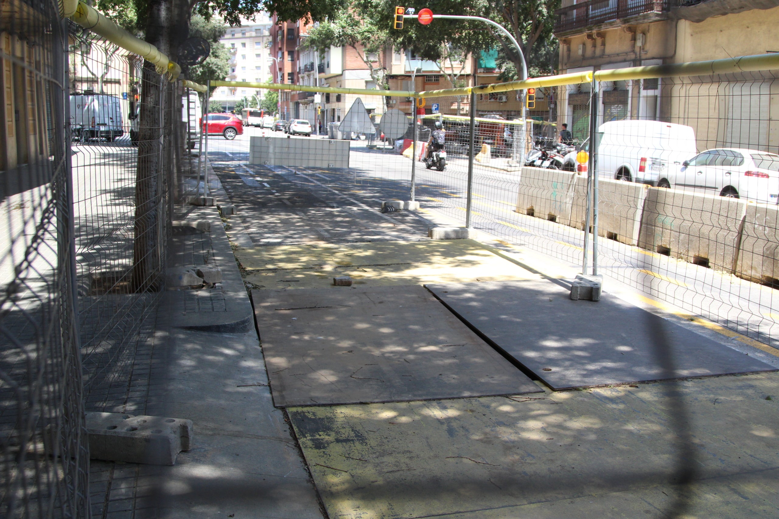 Unes planxes tapen l'accés al refugi antiaeri de la Guerra Civil que ha aparegut durant unes obres al carrer del Consell de Cent / A.R.
