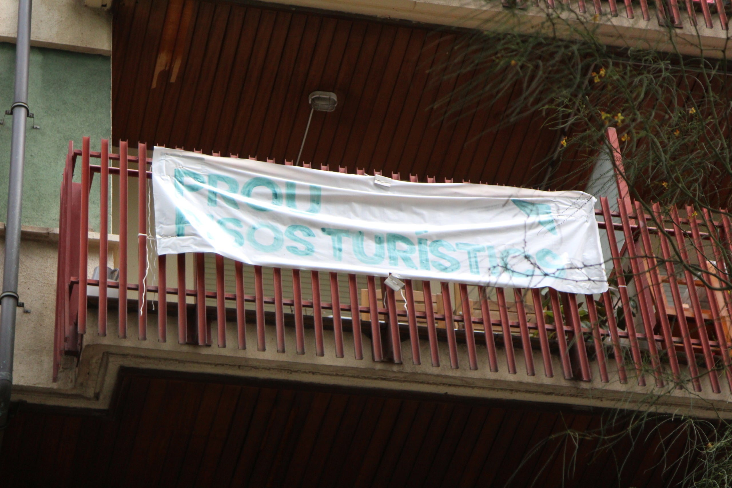 Pancartes als balcons del Bloc Tarragona, on hi ha 33 pisos turístics en actiu / A.R.