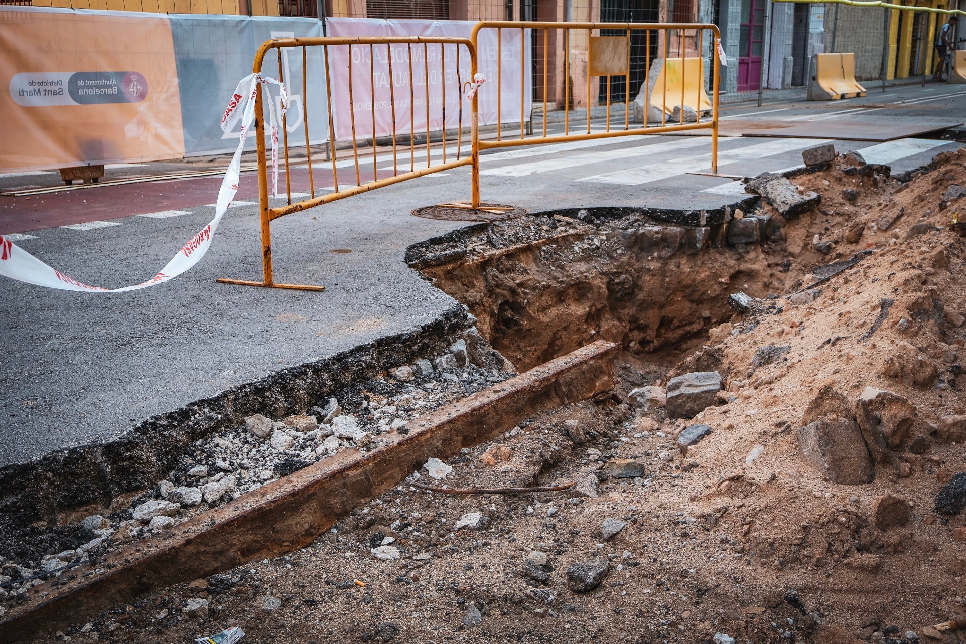 Antigues vies del tramvia 36. Durant les obres de reurbanització del carrer del Taulat han aparegut trams de les antigues vies del tramvia 36. / Marta Cardenal