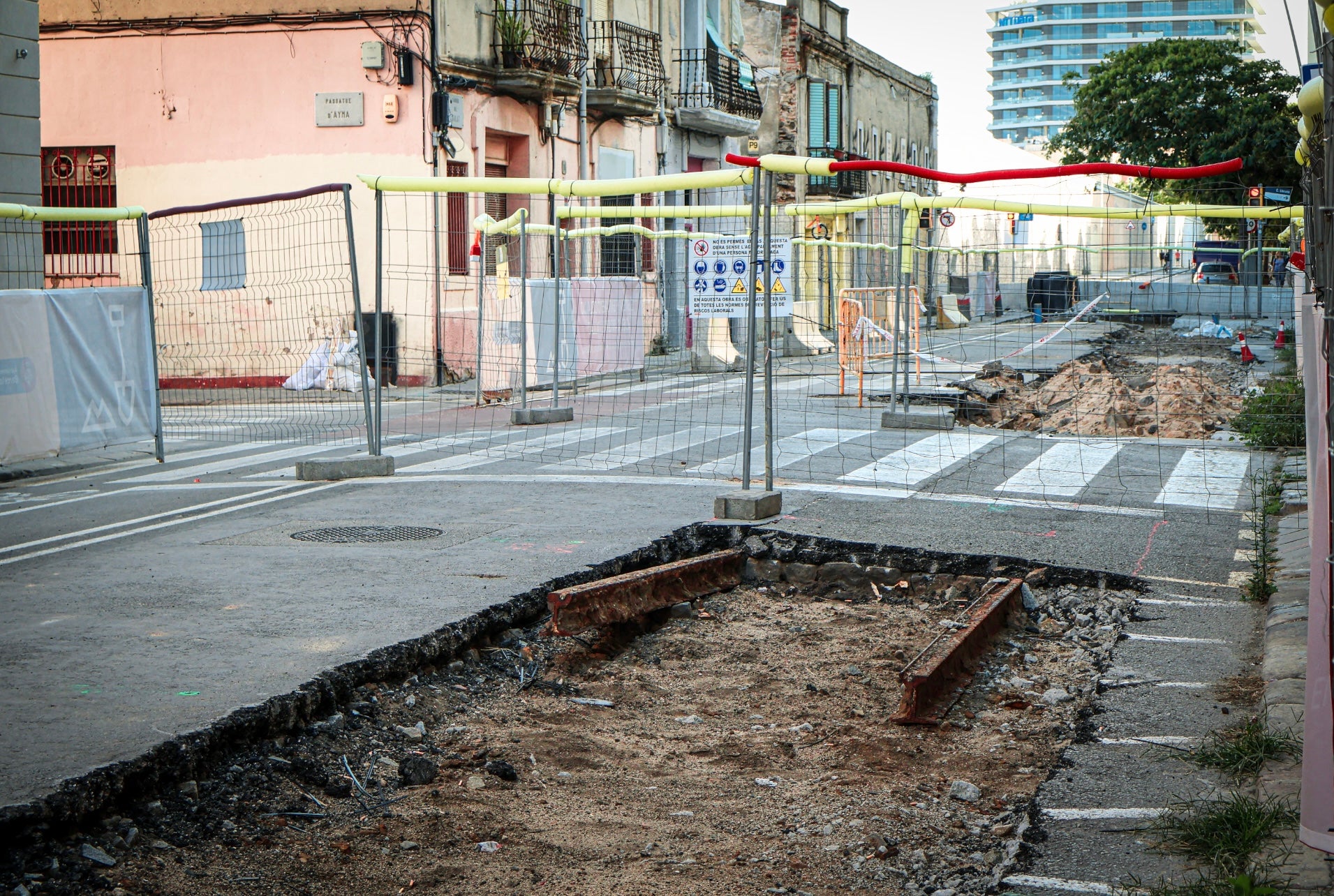 Antigues vies del tramvia 36. Durant les obres de reurbanització del carrer del Taulat han aparegut trams de les antigues vies del tramvia 36. / Marta Cardenal