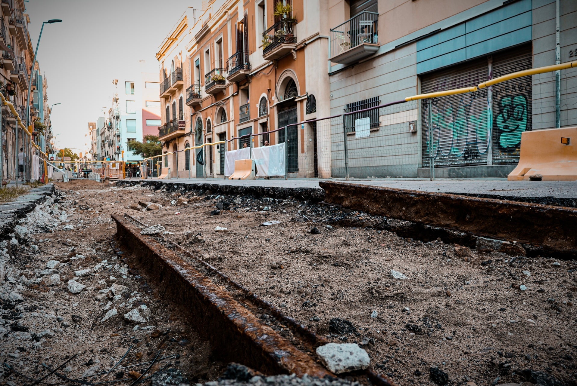 Antigues vies del tramvia 36. Durant les obres de reurbanització del carrer del Taulat han aparegut trams de les antigues vies del tramvia 36. / Marta Cardenal