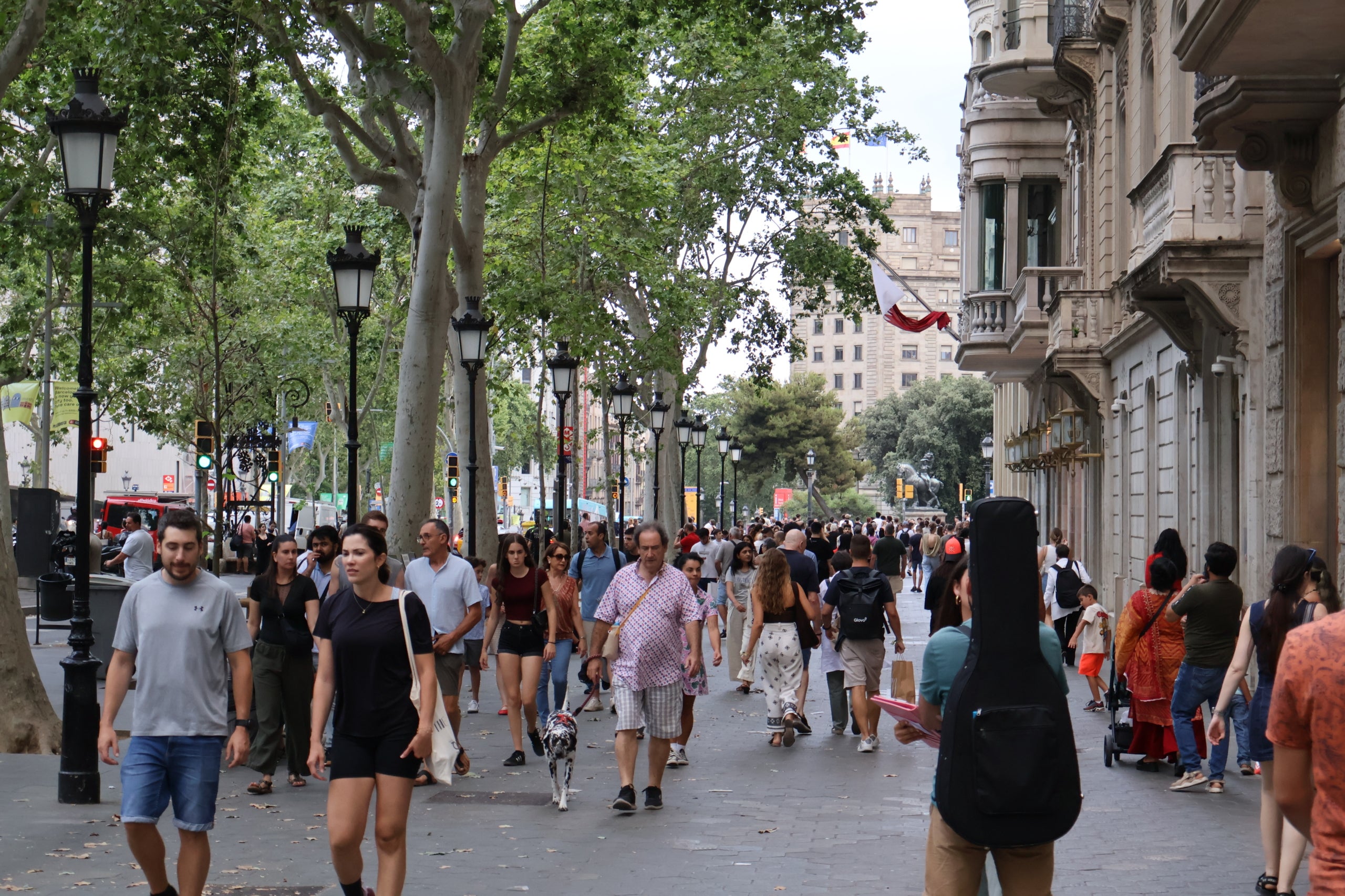 Turismo. Alta afluencia de turistas en el Paseo de Gràcia de Barcelona. / Marta Cardenal