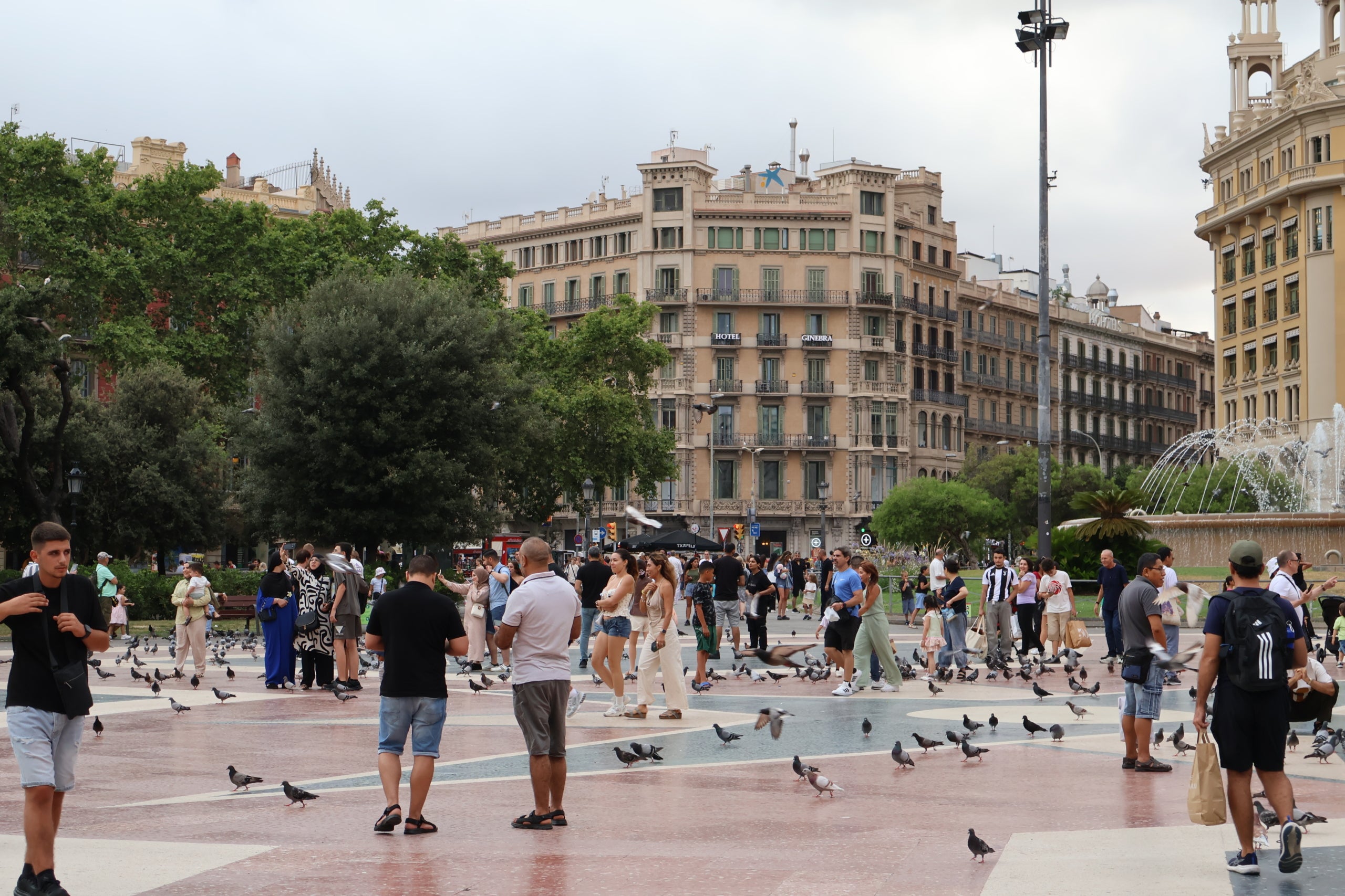 Turisme. Aglomeració de turistes a Plaça de Catalunya de Barcelona. / Marta Cardenal