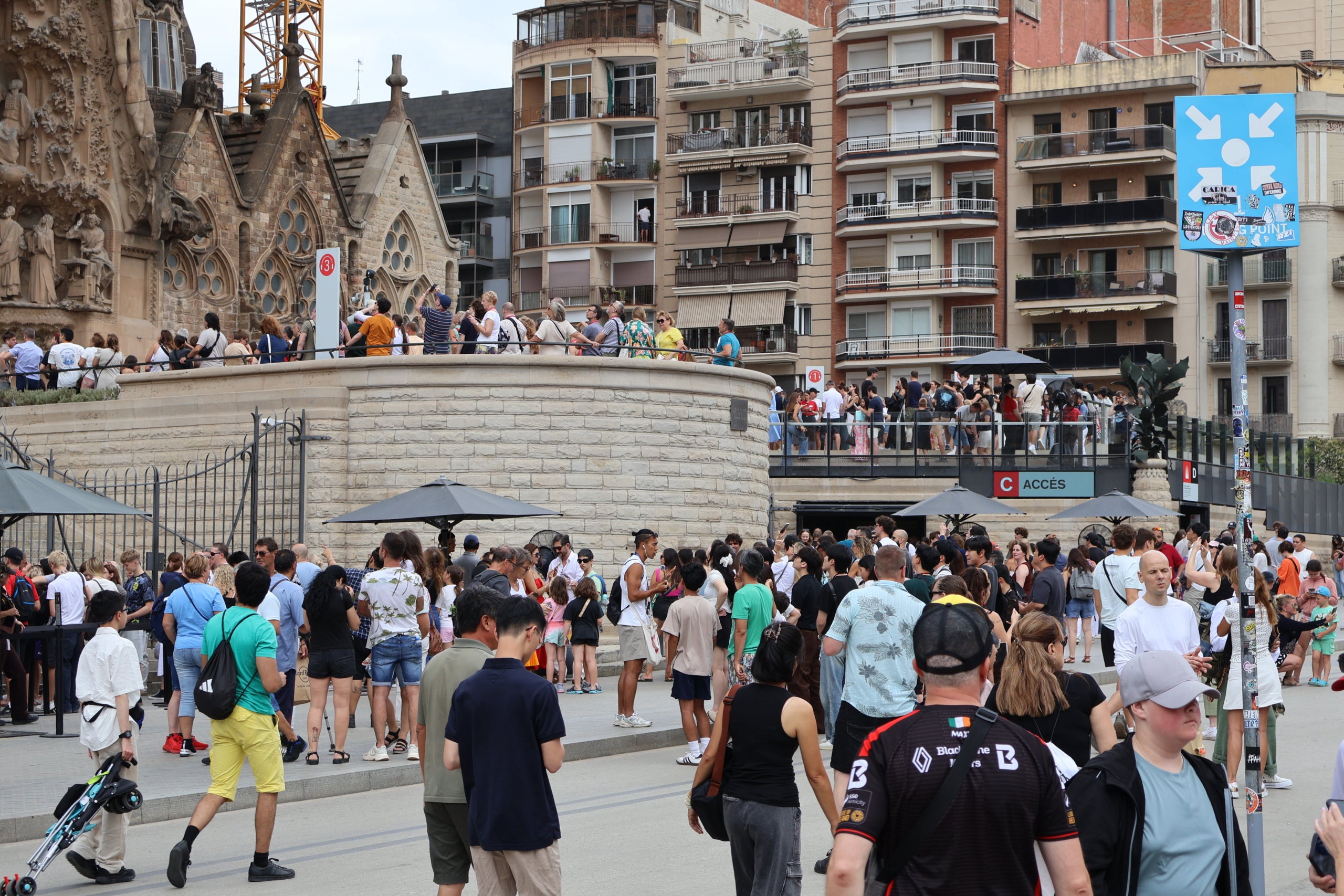 Turismo. Elevada afluencia de turistas esperando para visitar la Sagrada Família de Barcelona. / Marta Cardenal
