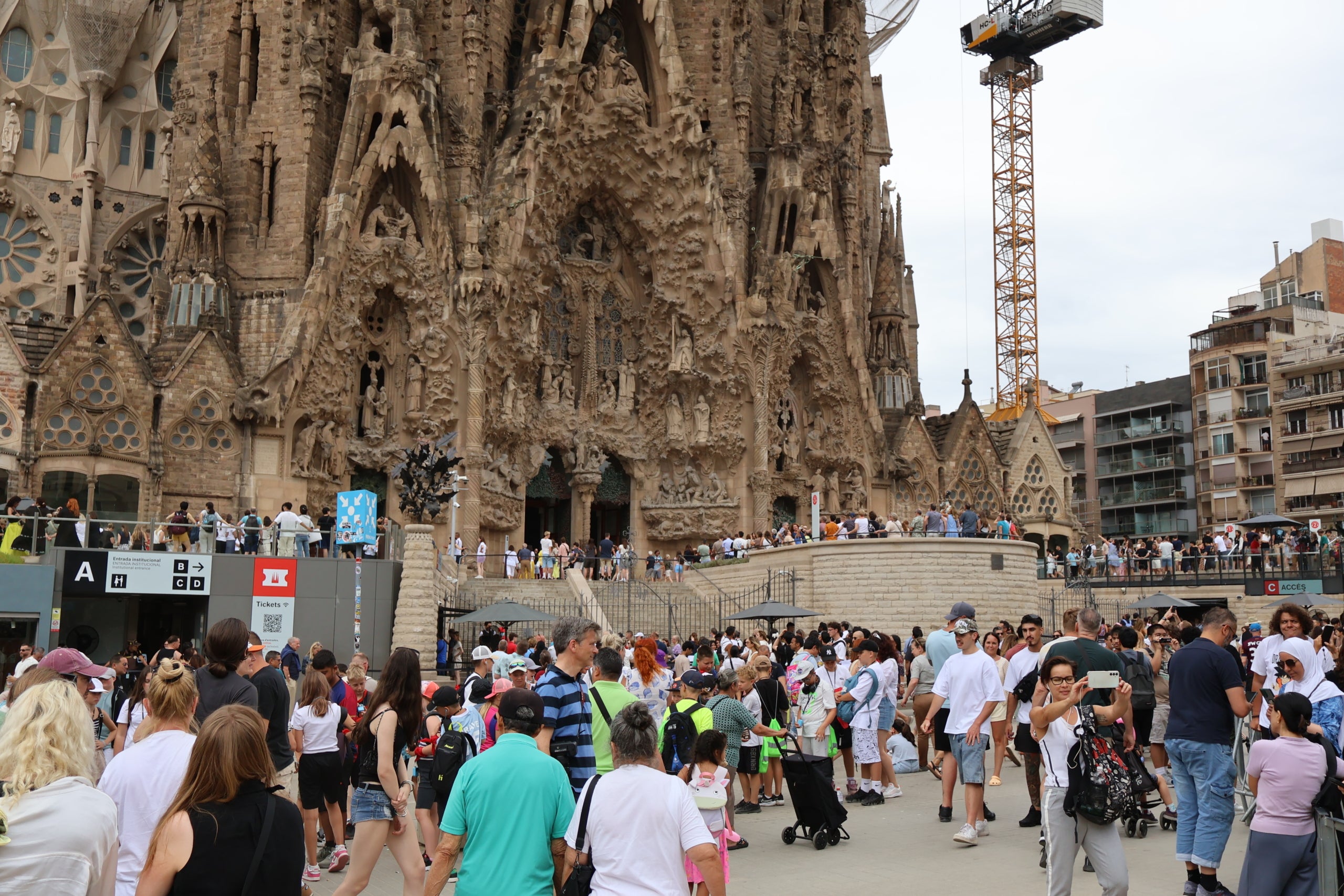 Turisme. Elevada afluència de turistes esperant per a visitar la Sagrada Família de Barcelona. / Marta Cardenal