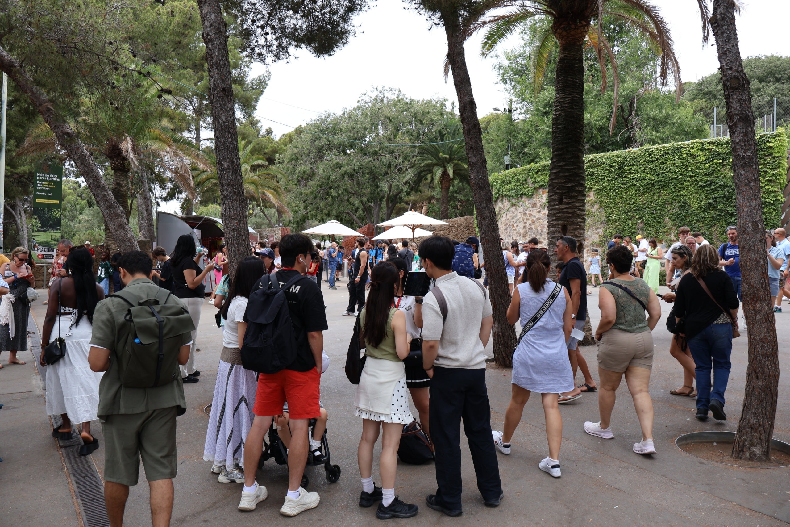 Turisme. Diversos grups de turistes fan cua a l’entrada del Park Güell. / Marta Cardenal