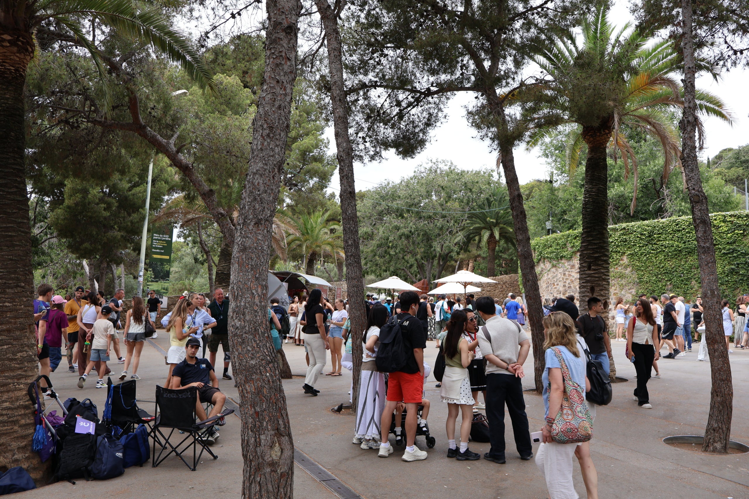 Turismo. Diversos grupos de turistas hacen fila en la entrada del Park Güell. / Marta Cardenal