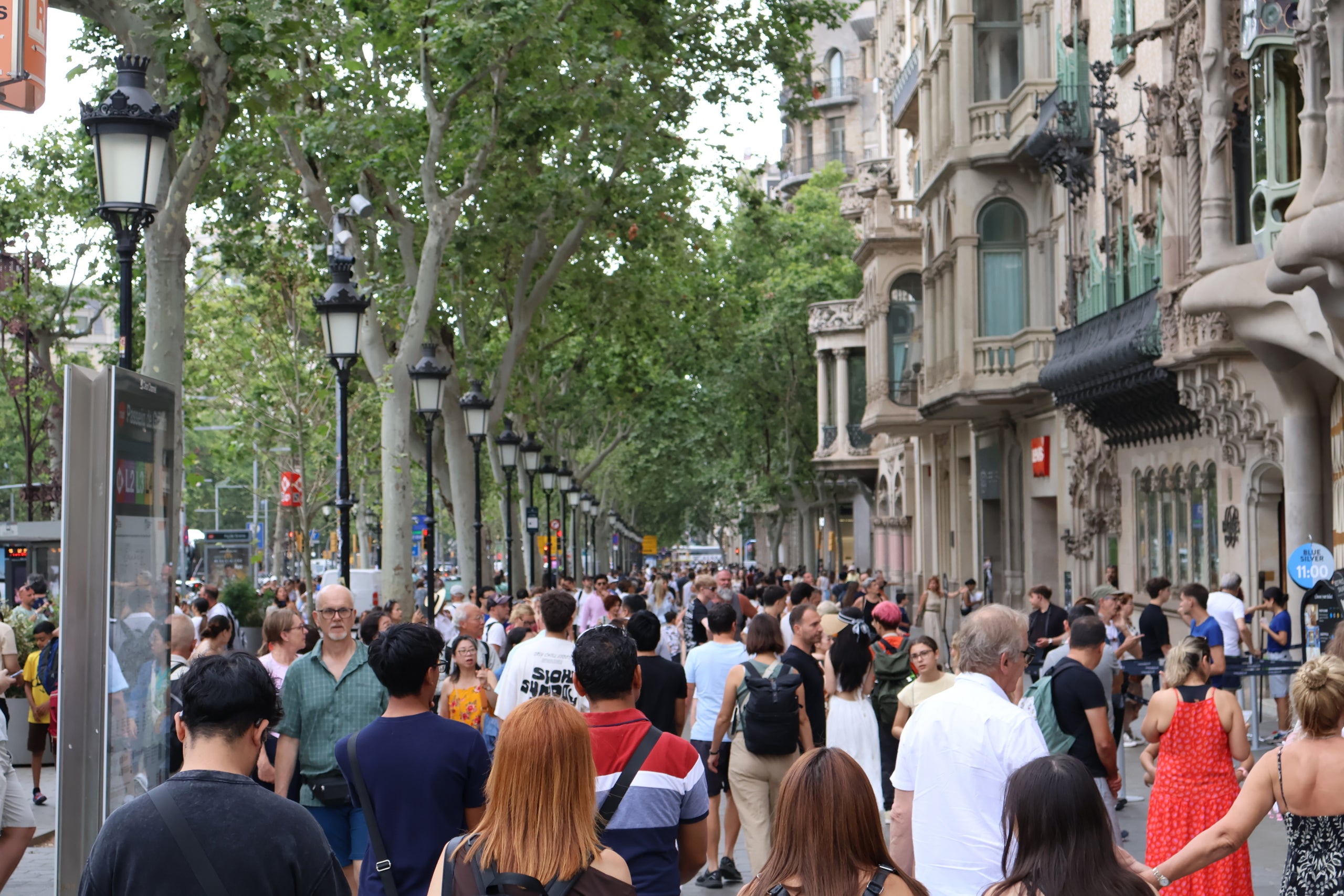 Aglomeració de turistes passejant pel passeig de Gràcia a Barcelona / Marta Cardenal