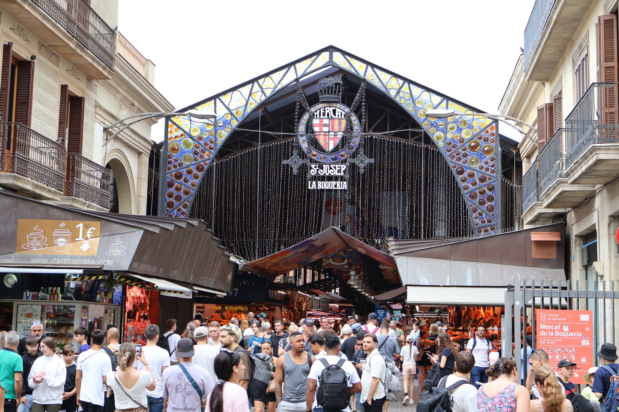 Turistes a les portes del Mercat de la Boqueria / Marta Cardenal 