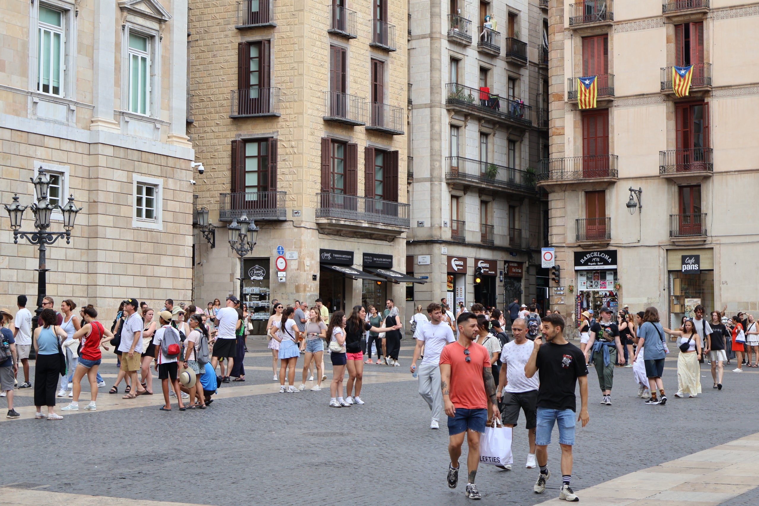 Turisme. Elevada afluència de turistes a la Plaça de Sant Jaume a Barcelona. / Marta Cardenal