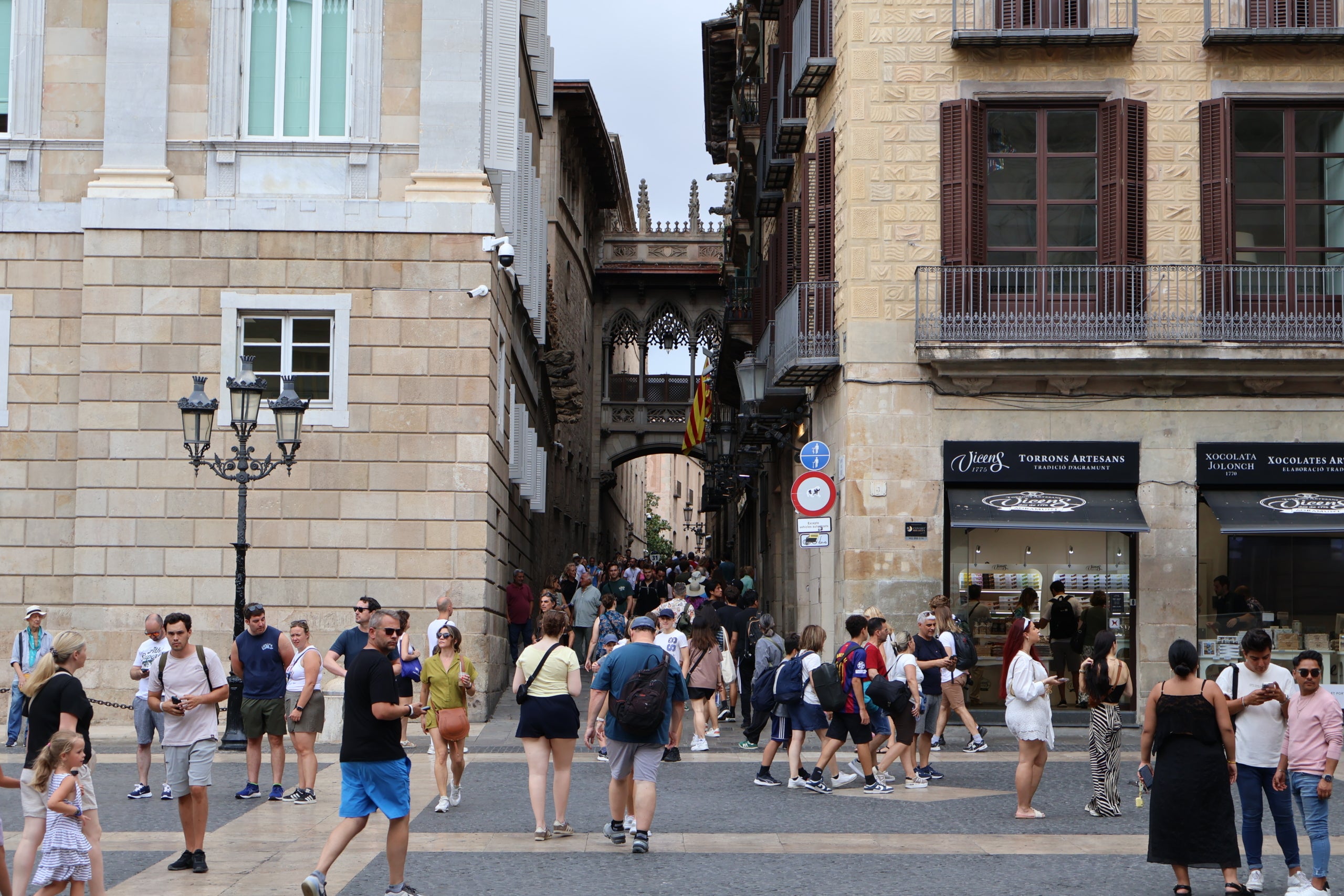 Elevada afluència de turistes a la Plaça de Sant Jaume a Barcelona / Marta Cardenal 