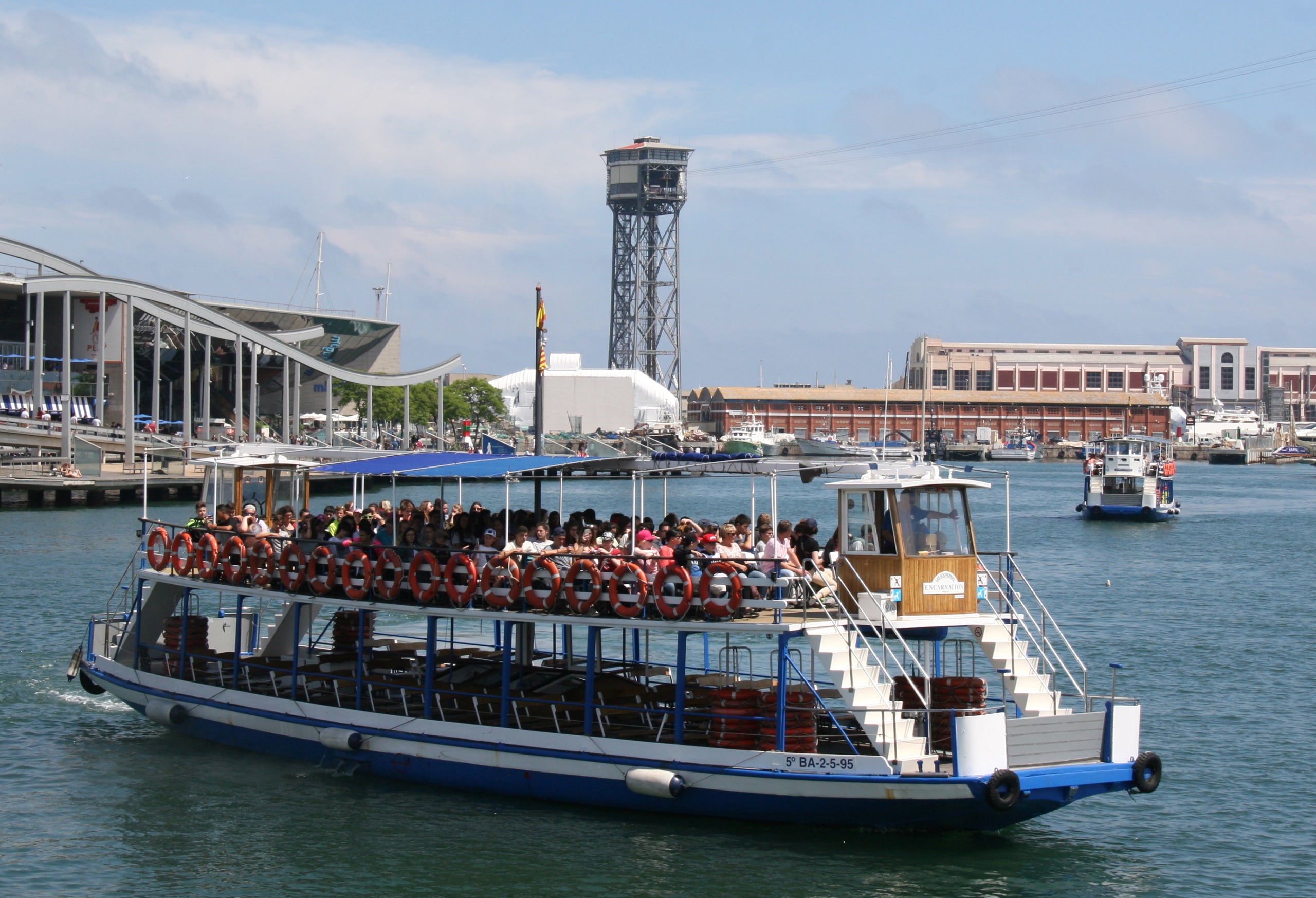 Una embarcación de Las Golondrinas, en aguas del Puerto de Barcelona / Las Golondrinas