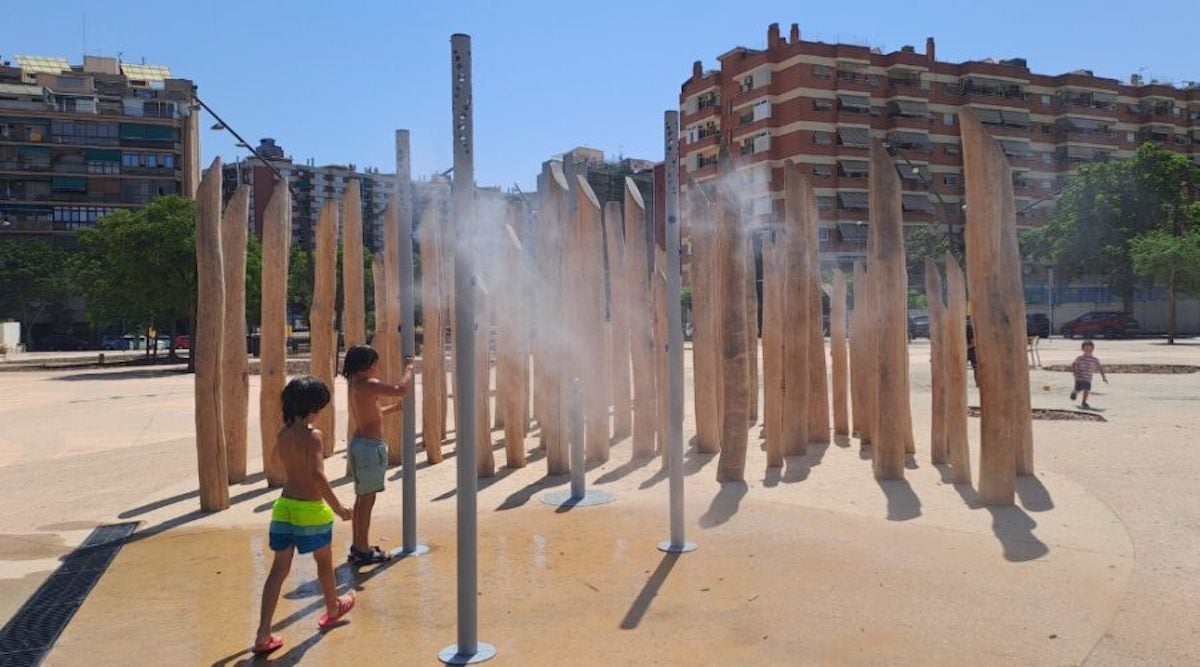 Jocs d'aigua, a la plaça del Canòdrom / Ajuntament de Barcelona