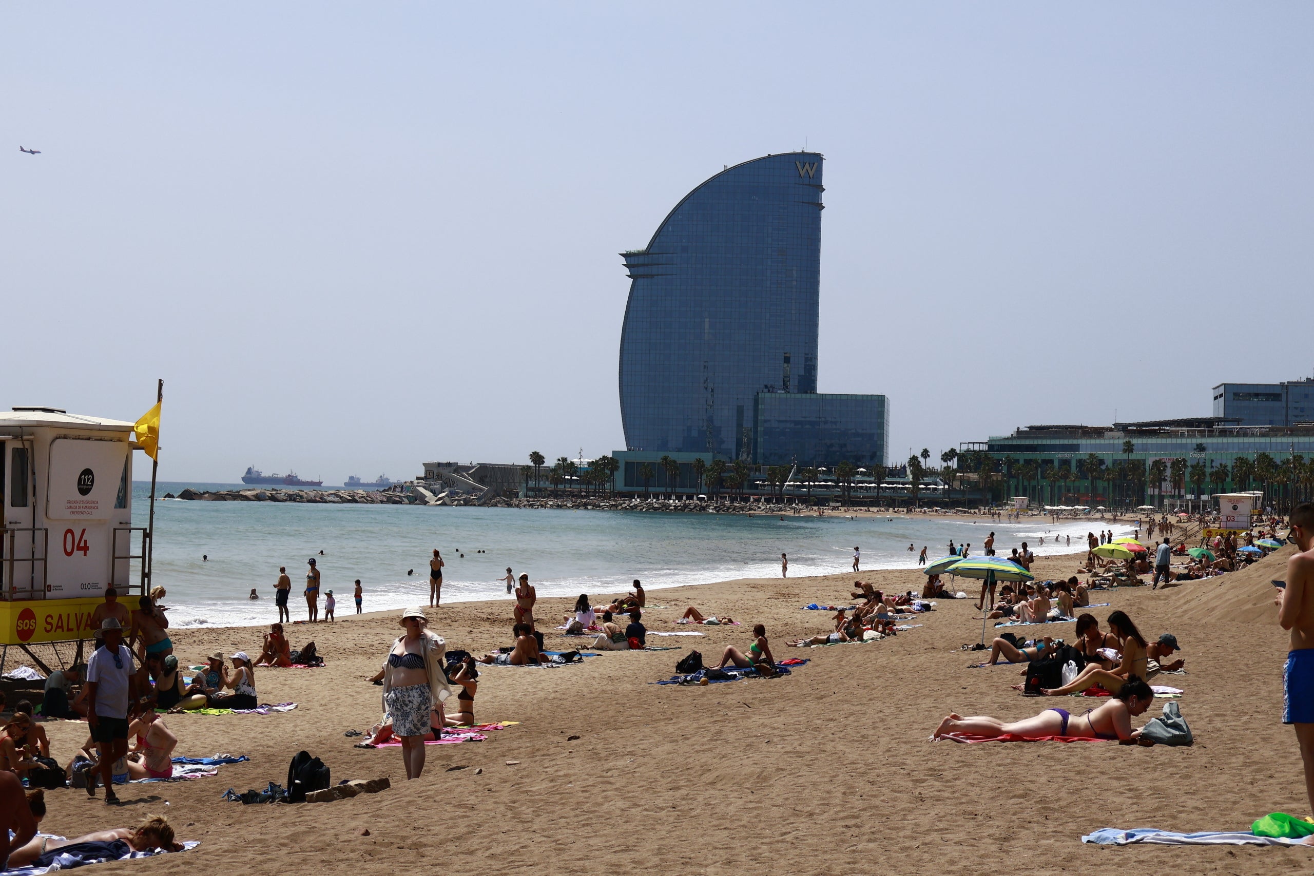 Turismo y calor. Gente en la playa de Barcelona aprovechando el buen tiempo. / Marta Cardenal